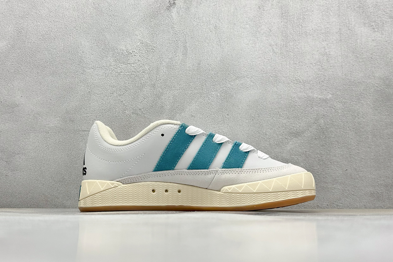 TG版 Adidas Adimatic Low 马蒂奇系列低帮 复古鲨鱼面包鞋运动休闲滑板板鞋 ID3935