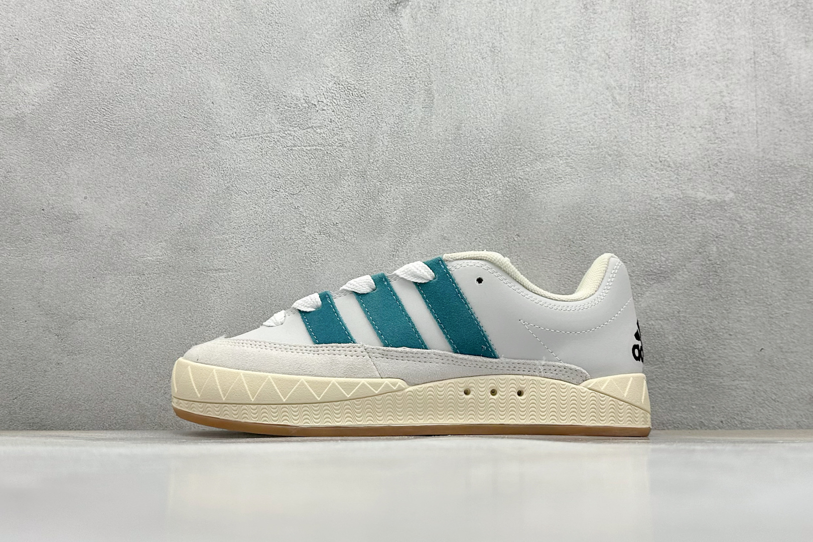 TG版 Adidas Adimatic Low 马蒂奇系列低帮 复古鲨鱼面包鞋运动休闲滑板板鞋 ID3935