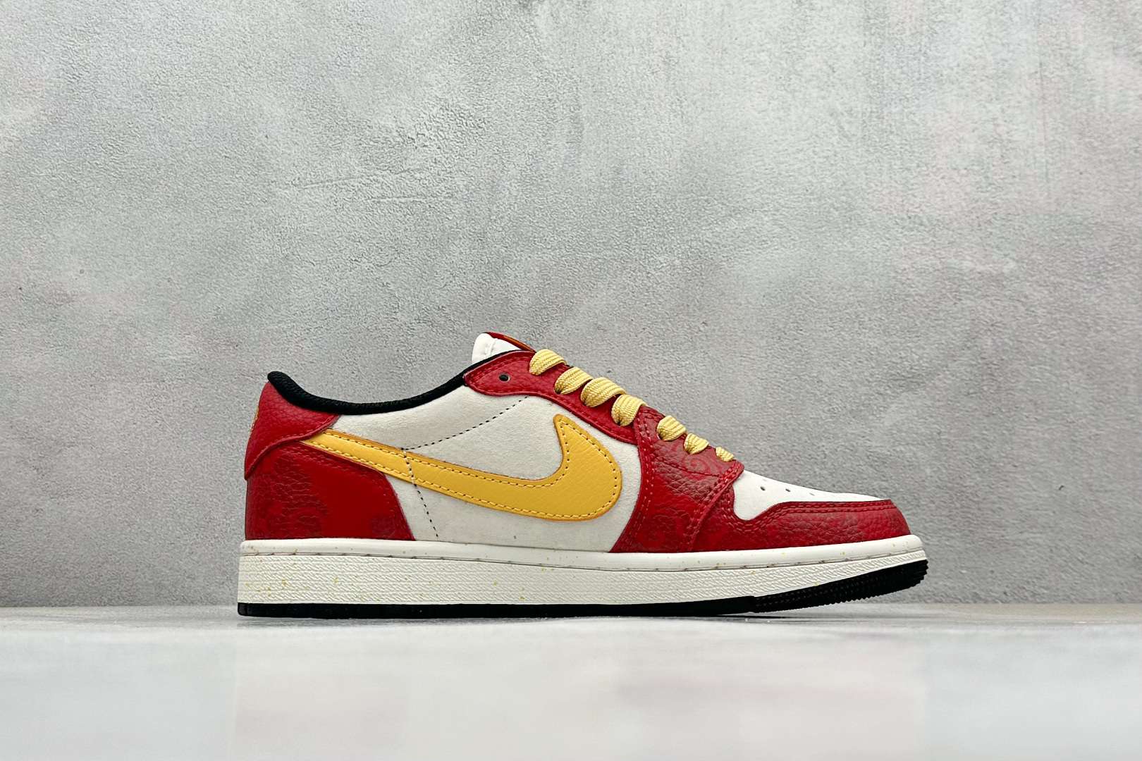 Travis Scott x Fragment Design x Air Jordan 1 Low OG SP AJ1 乔1 Sup联名蛇年限定 红蛇黄勾 低帮文化休闲板鞋 DM7866-093