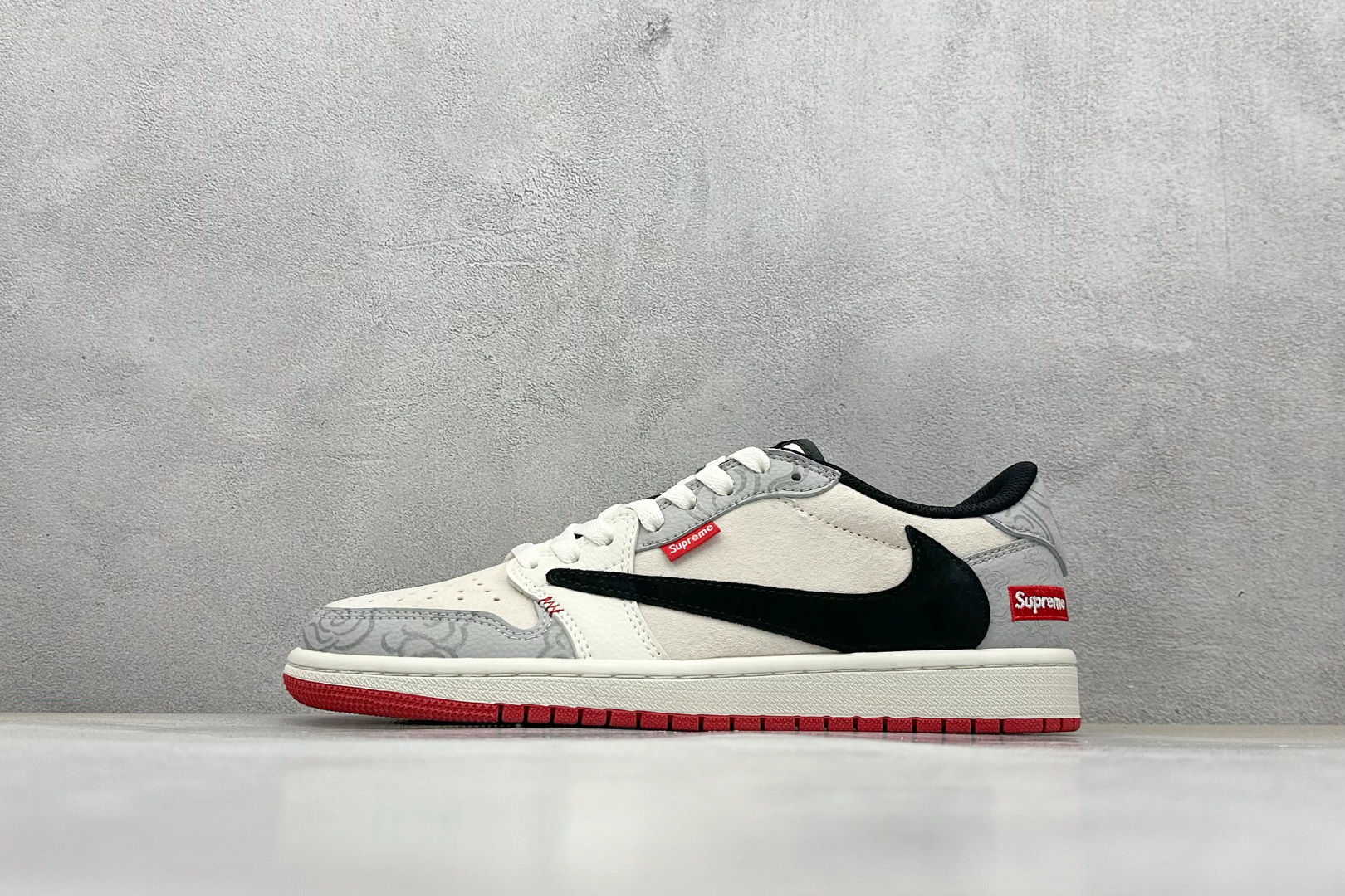 240 Travis Scott x Fragment Design x Jordan Air Jordan 1 Low OG SP “Supreme联名——祥云新年红” DM7866-078