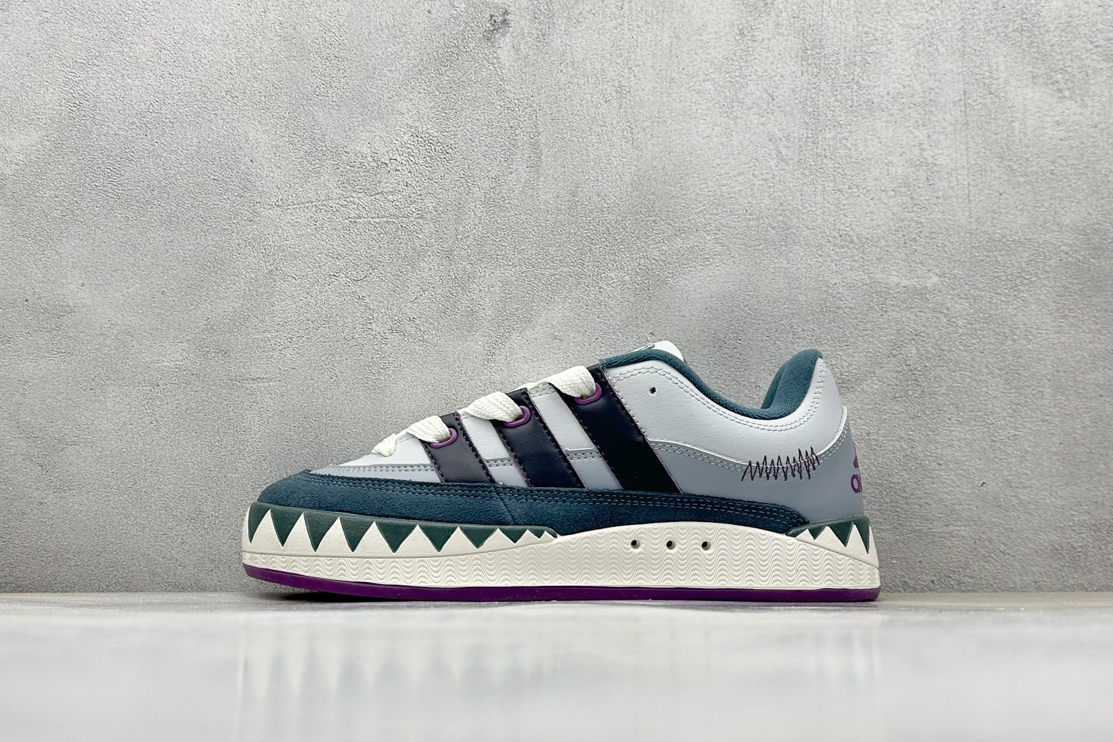 TG版 Adidas Adimatic Low 马蒂奇系列低帮 复古鲨鱼面包鞋运动休闲滑板板鞋 IE3917