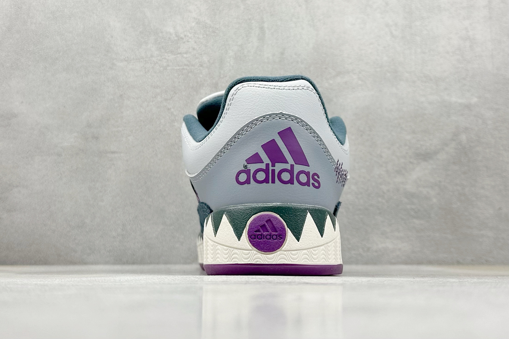 TG版 Adidas Adimatic Low 马蒂奇系列低帮 复古鲨鱼面包鞋运动休闲滑板板鞋 IE3917