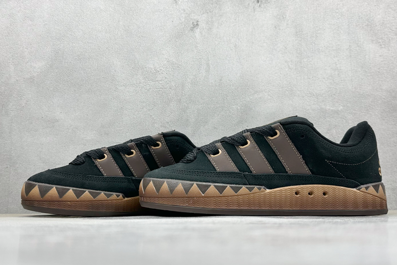 TG版 Adidas Adimatic Low 马蒂奇系列低帮 复古鲨鱼面包鞋运动休闲滑板板鞋 JR8034