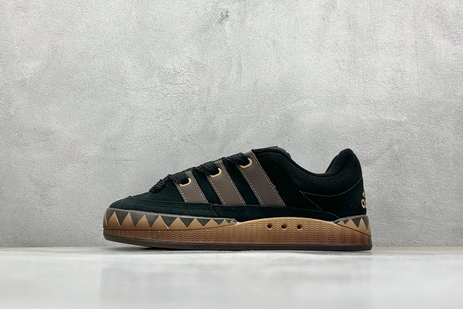TG版 Adidas Adimatic Low 马蒂奇系列低帮 复古鲨鱼面包鞋运动休闲滑板板鞋 JR8034