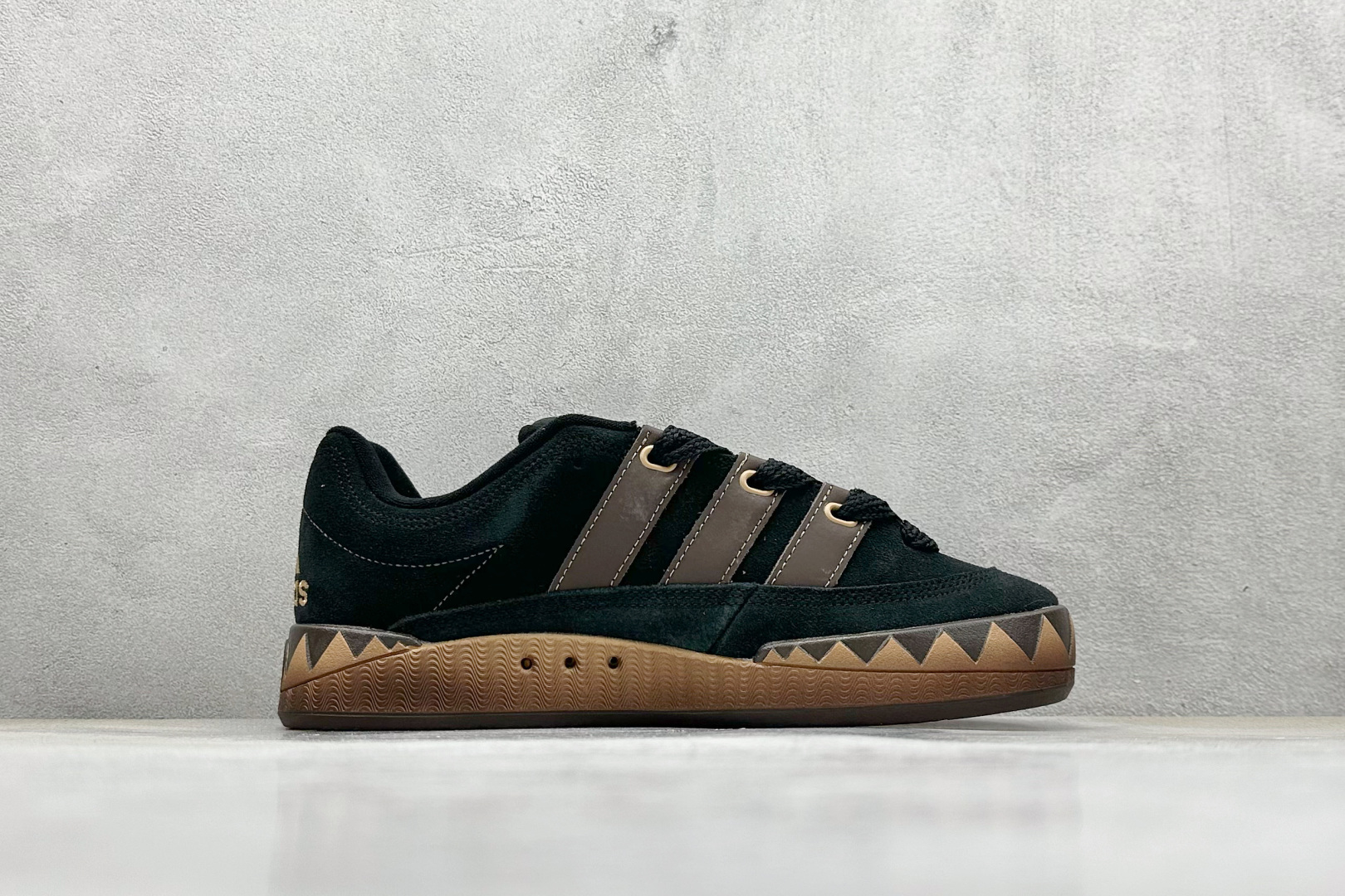 TG版 Adidas Adimatic Low 马蒂奇系列低帮 复古鲨鱼面包鞋运动休闲滑板板鞋 JR8034