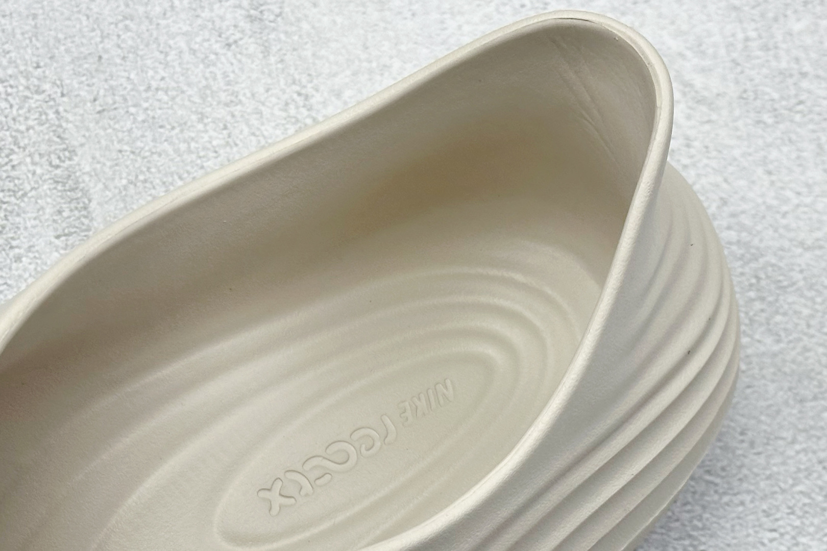 J版 NK ReactX Rejuven8 时尚舒适泡棉波浪洞洞鞋 HV5060-100