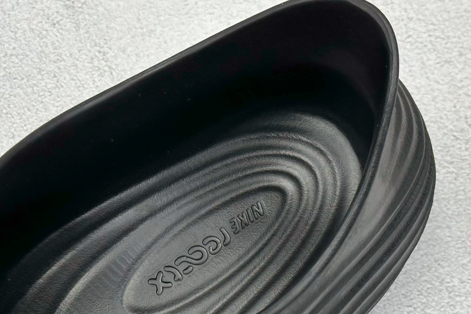 J版 NK ReactX Rejuven8 时尚舒适泡棉波浪洞洞鞋 HV5060-001