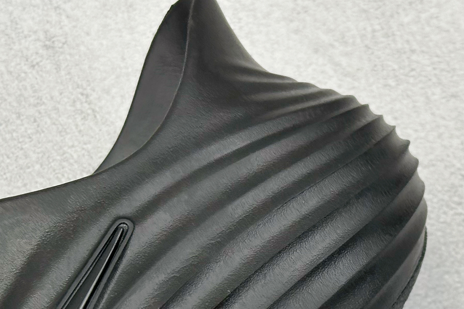 J版 NK ReactX Rejuven8 时尚舒适泡棉波浪洞洞鞋 HV5060-001
