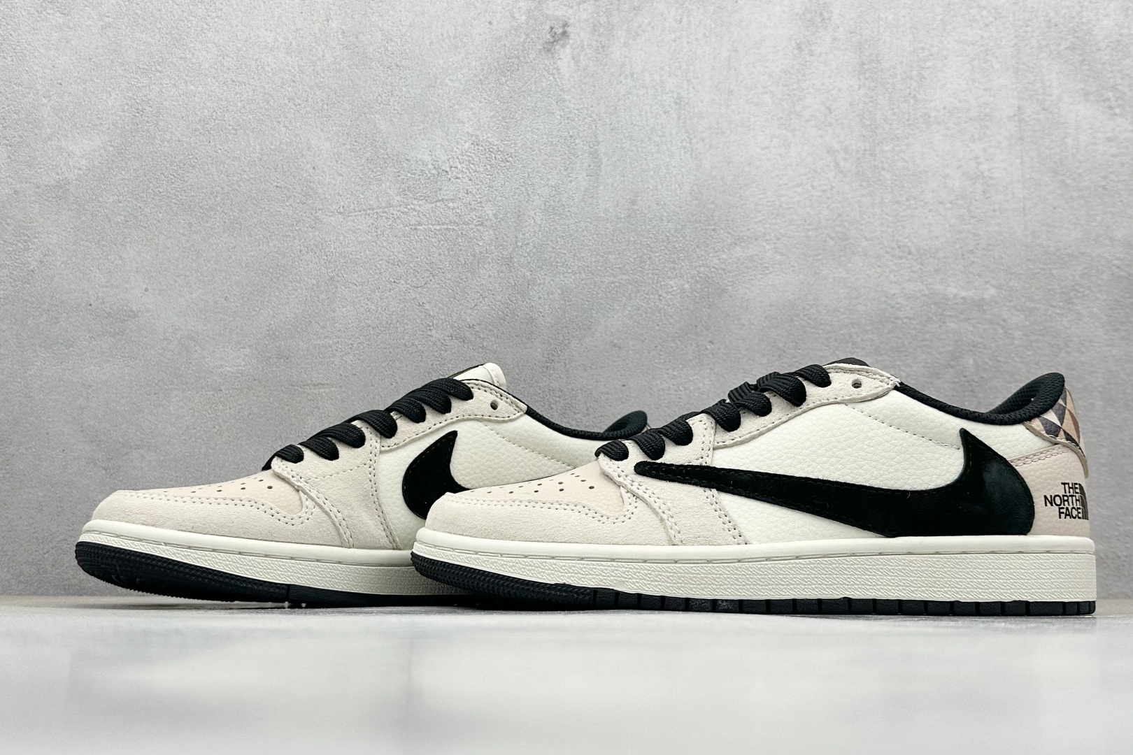 Travis Scott x Nike Air Jordan 1 Low x The North Face Air Jordan 1 Low 反转米黑翻毛倒钩 DM7866-102
