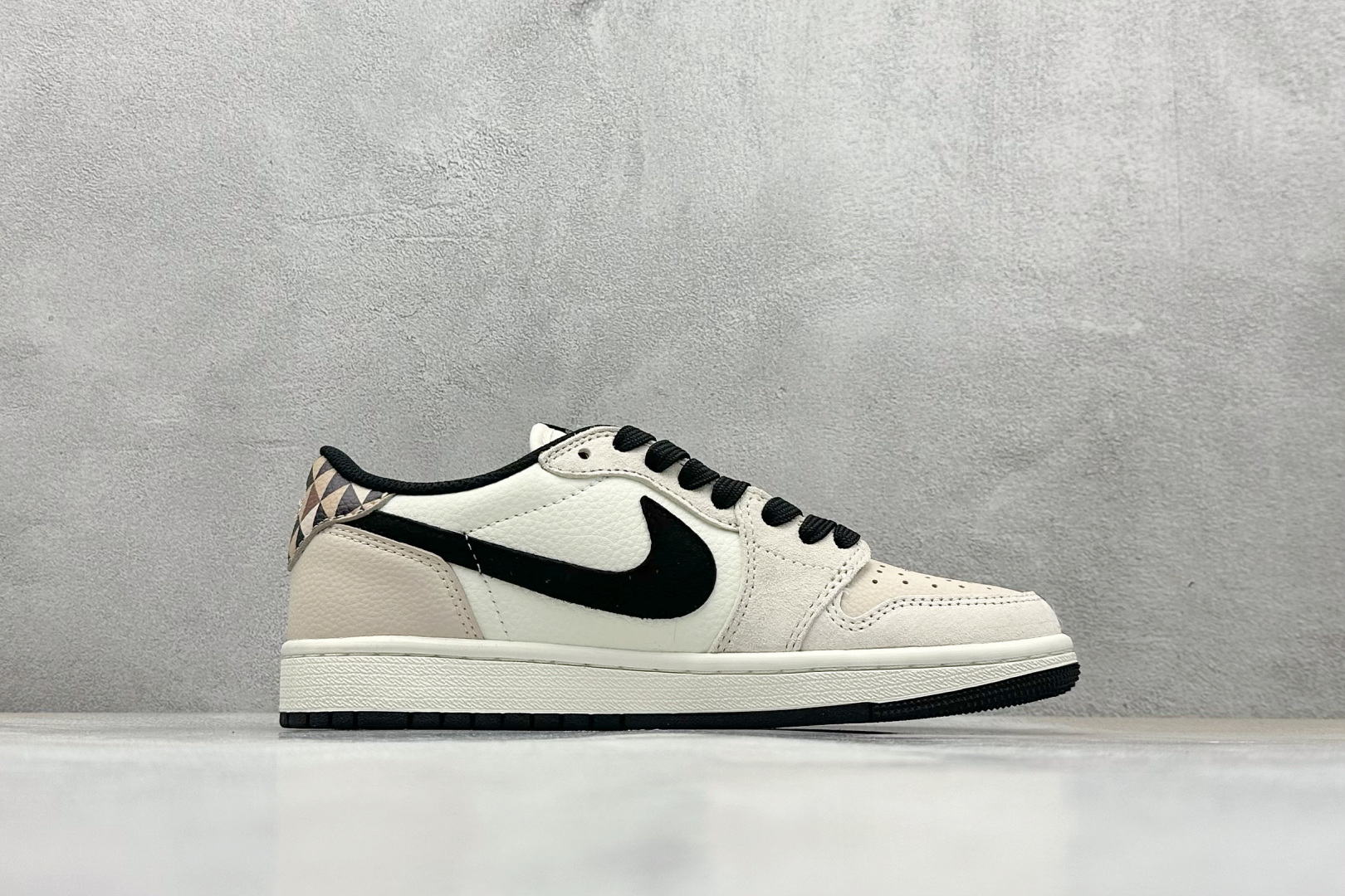 Travis Scott x Nike Air Jordan 1 Low x The North Face Air Jordan 1 Low 反转米黑翻毛倒钩 DM7866-102