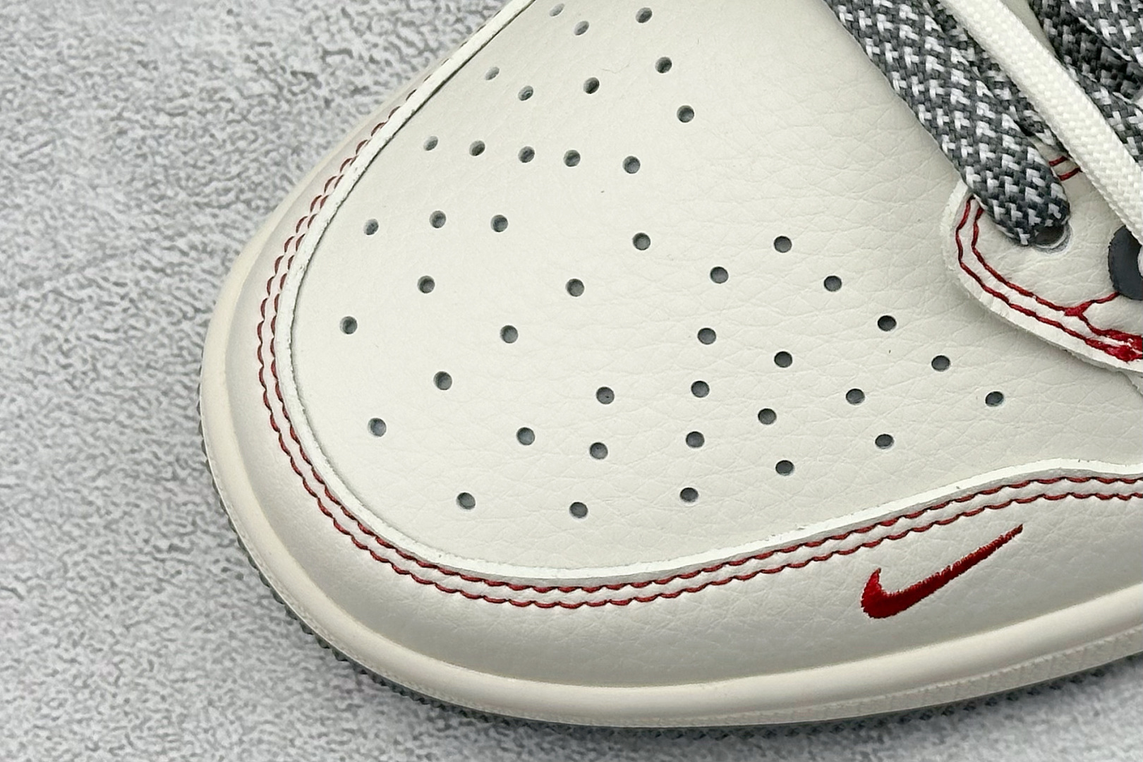 Travis Scott x Nike Air Jordan 1 Low x Stussy 米红缝线 Air Jordan 1 Low 反转米红缝线满天星绑带倒钩 SJ0086-136