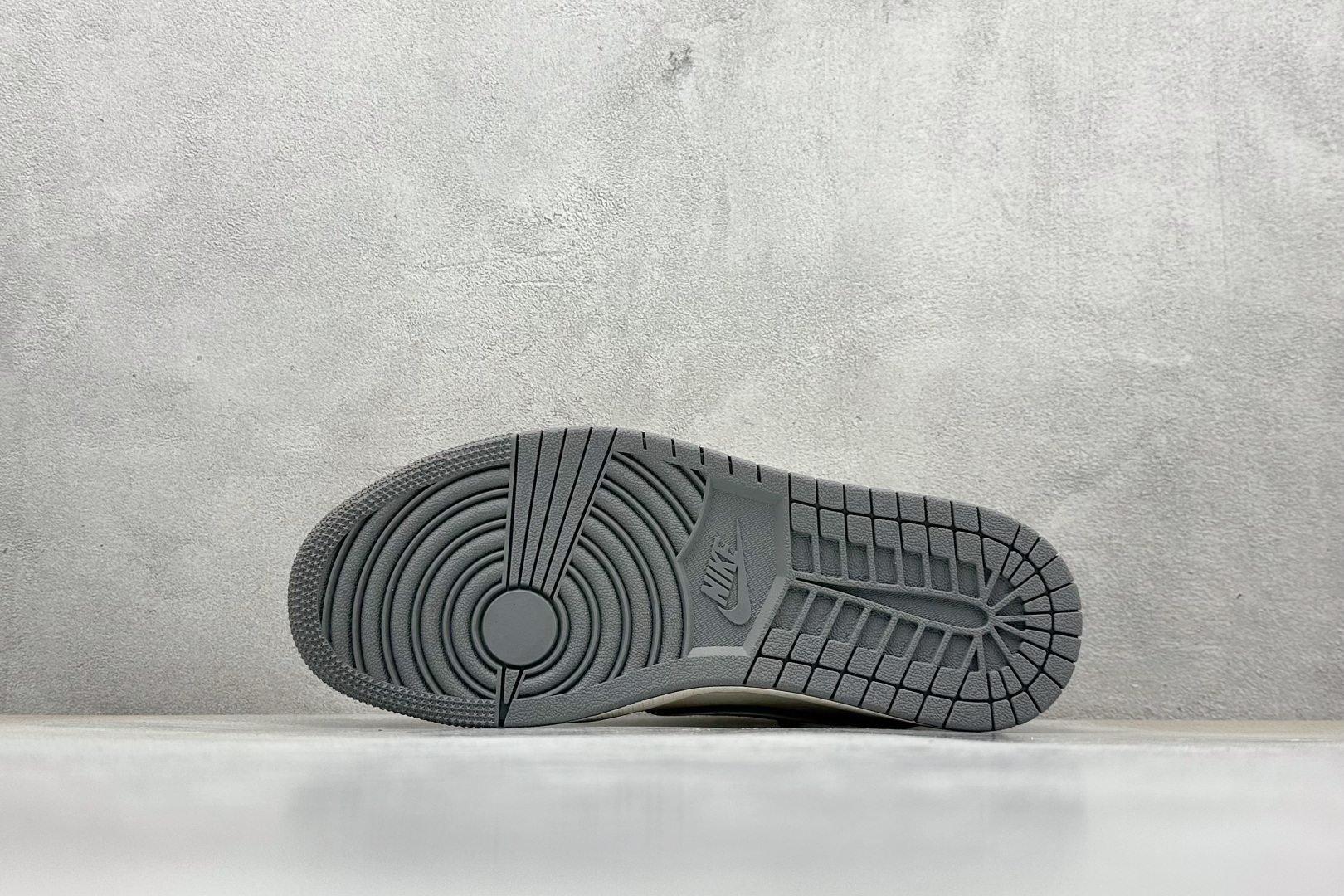 Travis Scott x Nike Air Jordan 1 Low x Stussy 米红缝线 Air Jordan 1 Low 反转米红缝线满天星绑带倒钩 SJ0086-136