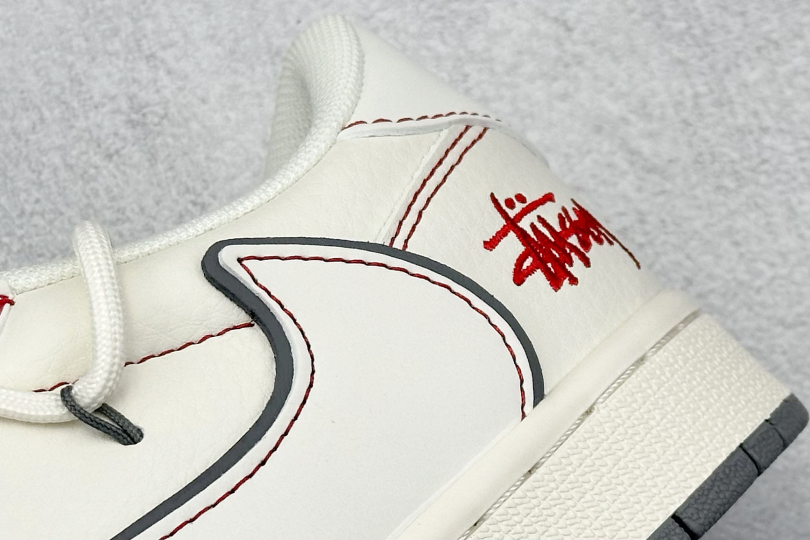 Travis Scott x Nike Air Jordan 1 Low x Stussy 米红缝线 Air Jordan 1 Low 反转米红缝线满天星绑带倒钩 SJ0086-136