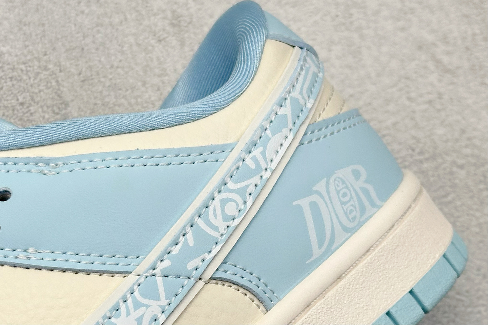 Nike SB Dunk Low 迪奥联名 涂鸦蓝勾 周年高端定制 低帮休闲板鞋 KK1333-037