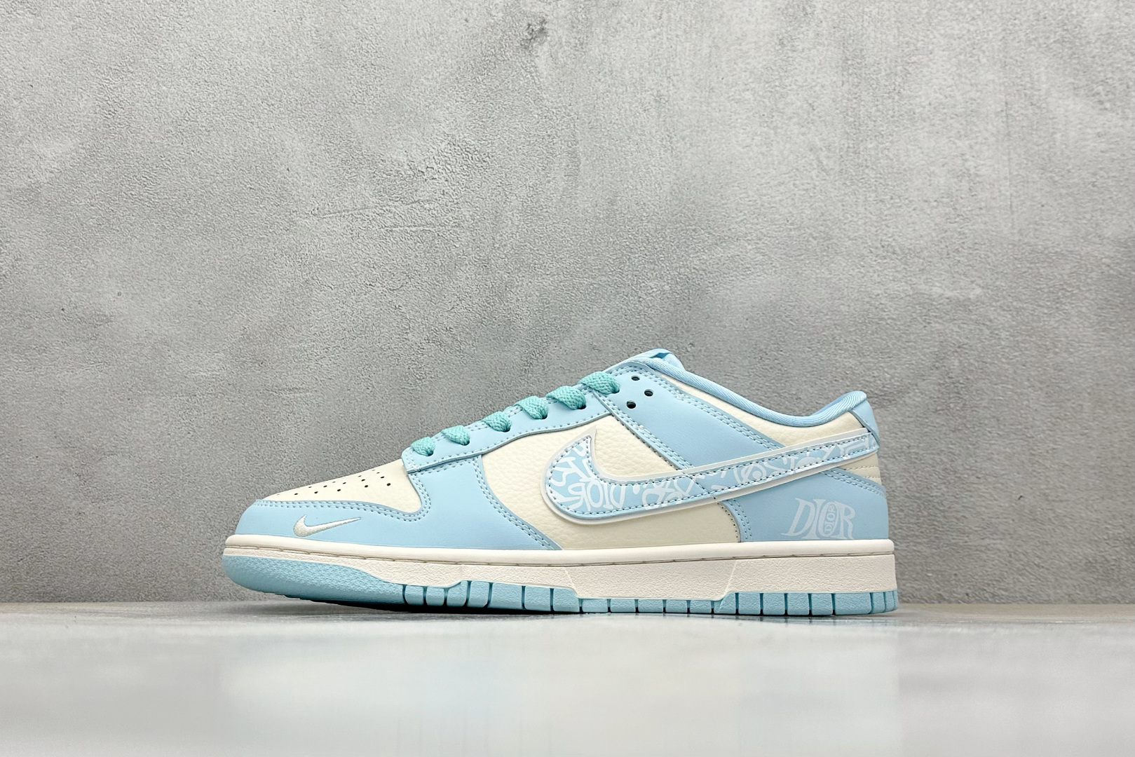Nike SB Dunk Low 迪奥联名 涂鸦蓝勾 周年高端定制 低帮休闲板鞋 KK1333-037