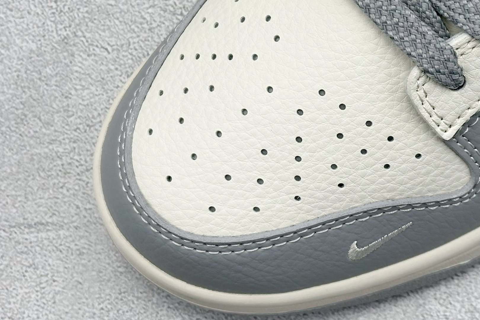 Nike SB Dunk Low 斯图西联名 亮灰涂鸦 周年高端定制 低帮休闲板鞋 XS6089-588