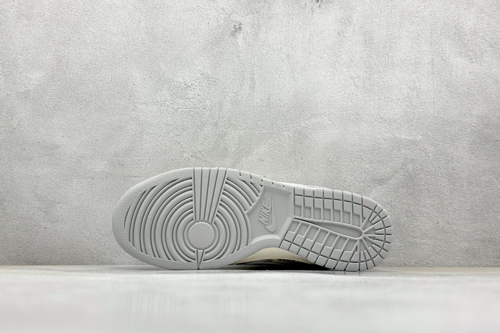Nike SB Dunk Low 斯图西联名 亮灰涂鸦 周年高端定制 低帮休闲板鞋 XS6089-588