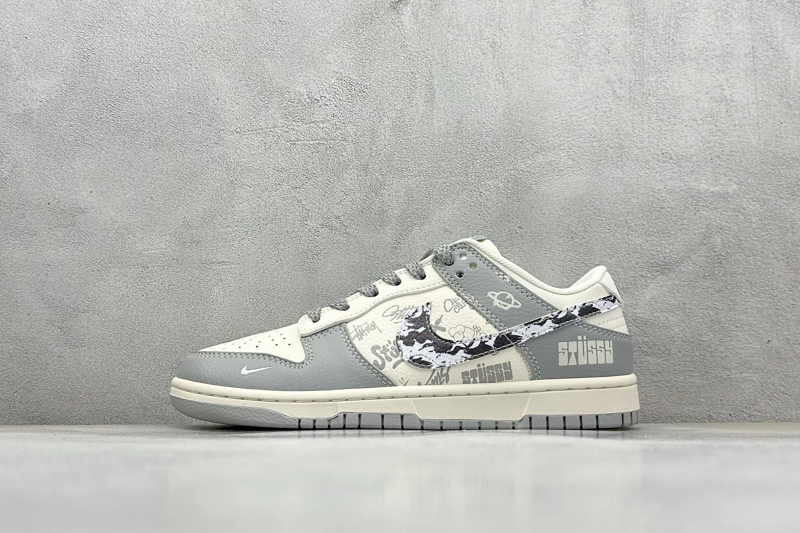 Nike SB Dunk Low 斯图西联名 亮灰涂鸦 周年高端定制 低帮休闲板鞋 XS6089-588
