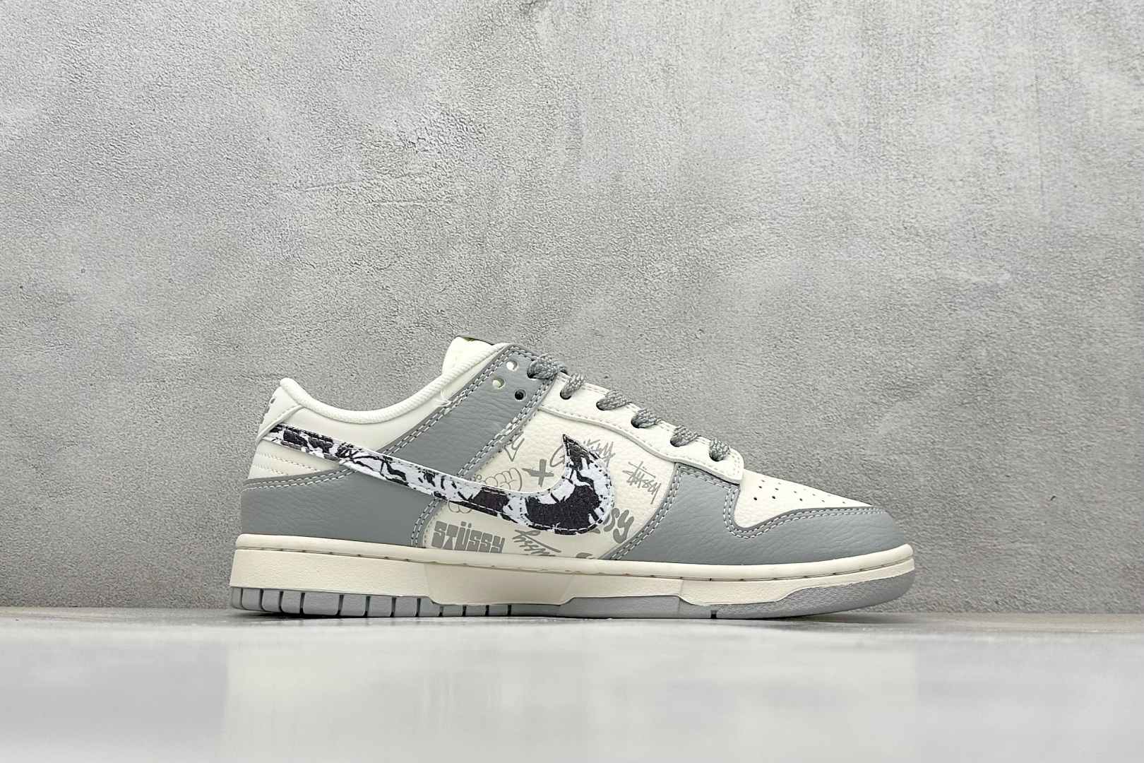 Nike SB Dunk Low 斯图西联名 亮灰涂鸦 周年高端定制 低帮休闲板鞋 XS6089-588
