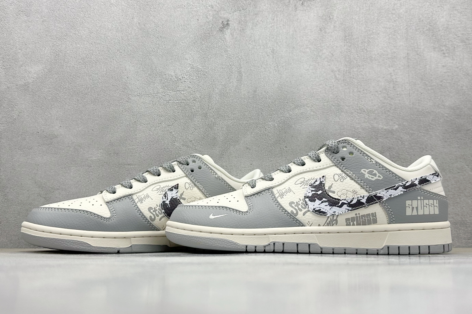 Nike SB Dunk Low 斯图西联名 亮灰涂鸦 周年高端定制 低帮休闲板鞋 XS6089-588