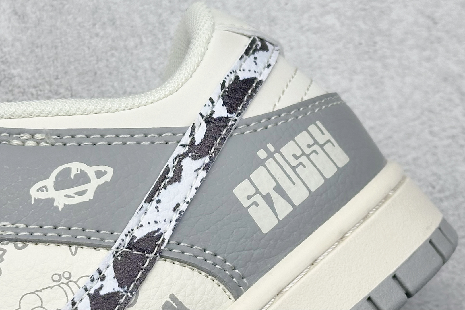 Nike SB Dunk Low 斯图西联名 亮灰涂鸦 周年高端定制 低帮休闲板鞋 XS6089-588