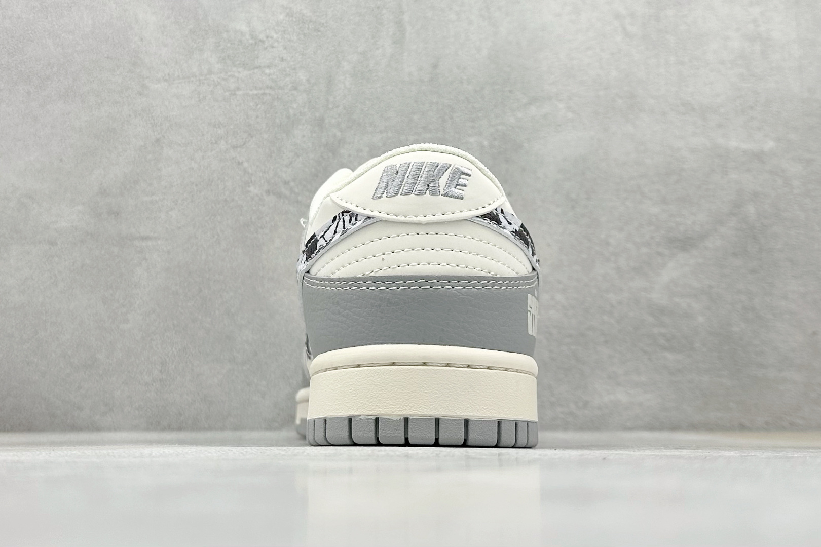 Nike SB Dunk Low 斯图西联名 亮灰涂鸦 周年高端定制 低帮休闲板鞋 XS6089-588