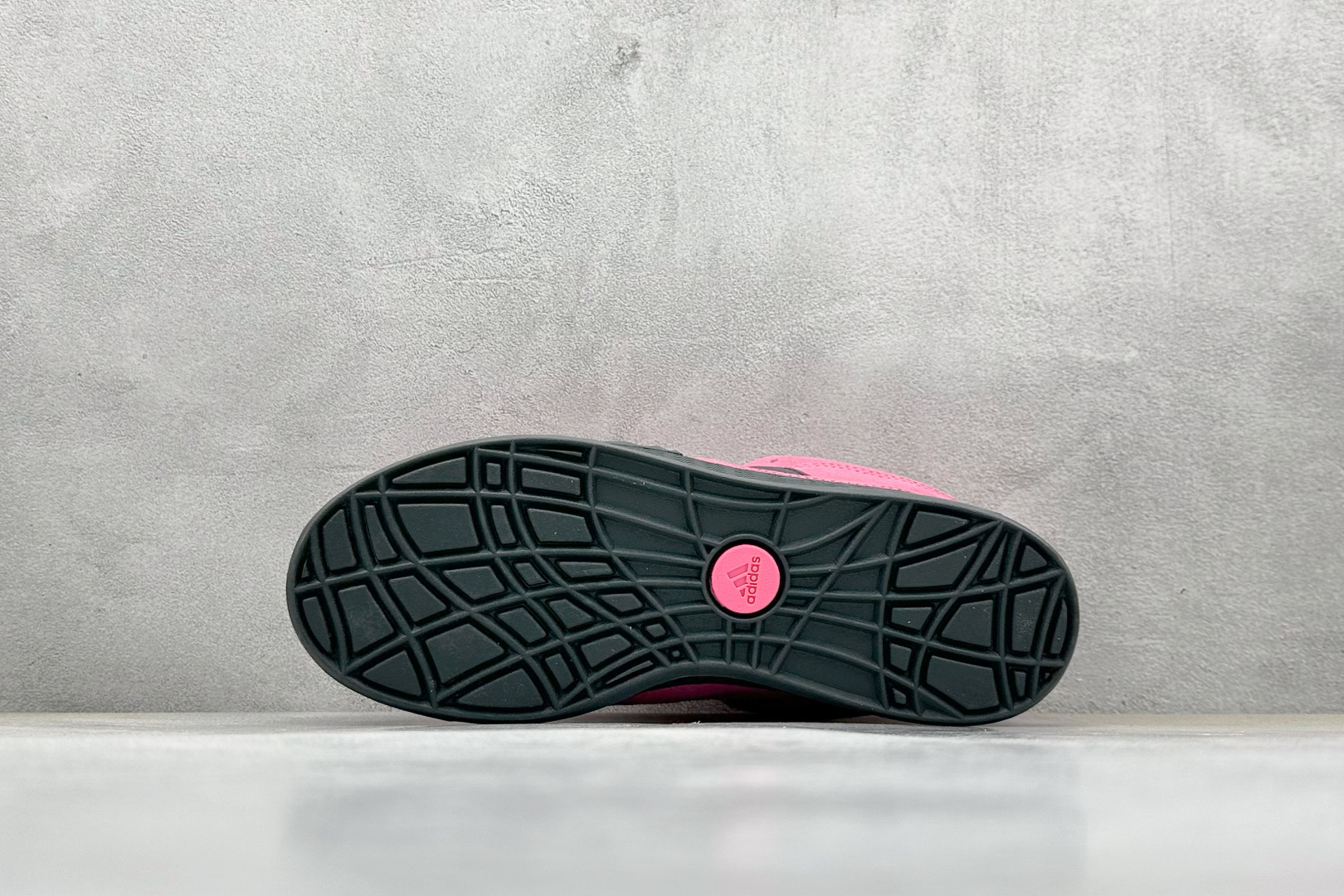 TG版 Adidas Adimatic Low 马蒂奇系列低帮 复古鲨鱼面包鞋运动休闲滑板板鞋 JR8038