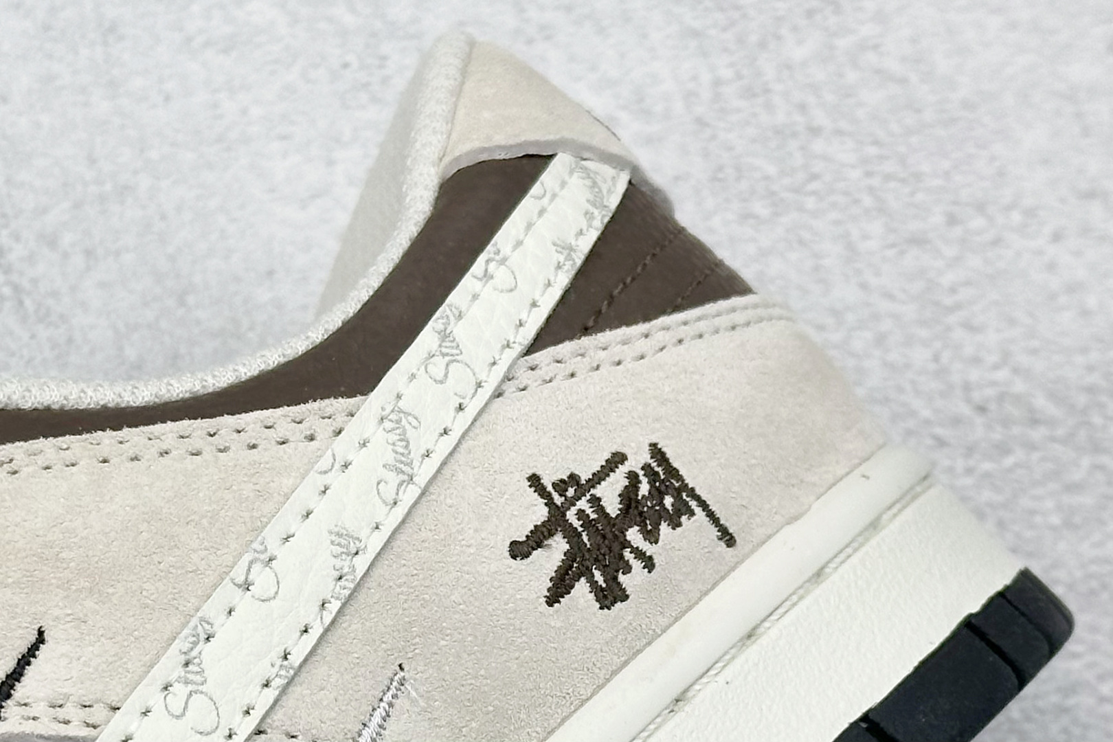 240 Nk SB Dunk Low 斯图西联名 棕荔纹字母勾 周年高端定制 低帮休闲板鞋 DJ2024-062