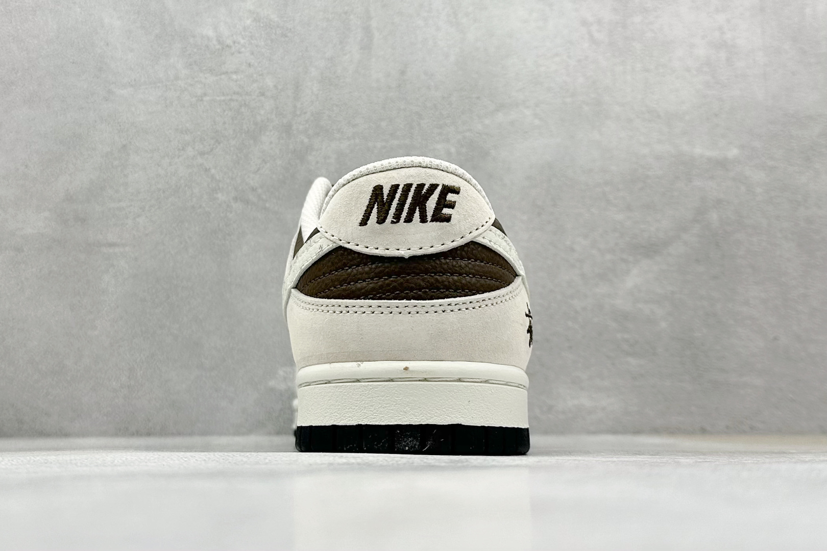 240 Nk SB Dunk Low 斯图西联名 棕荔纹字母勾 周年高端定制 低帮休闲板鞋 DJ2024-062