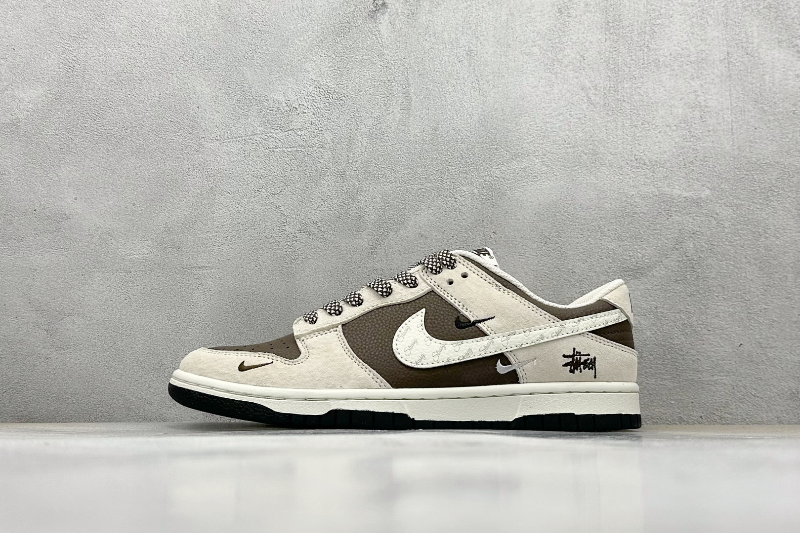 240 Nk SB Dunk Low 斯图西联名 棕荔纹字母勾 周年高端定制 低帮休闲板鞋 DJ2024-062