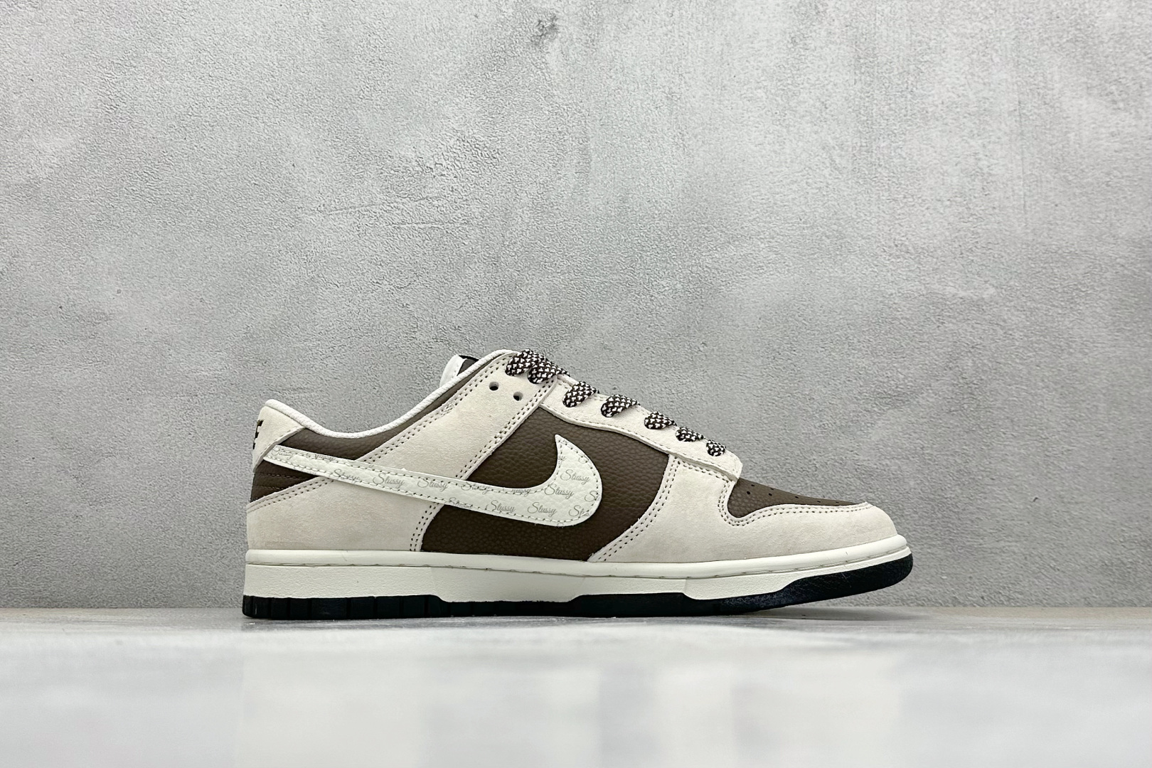240 Nk SB Dunk Low 斯图西联名 棕荔纹字母勾 周年高端定制 低帮休闲板鞋 DJ2024-062