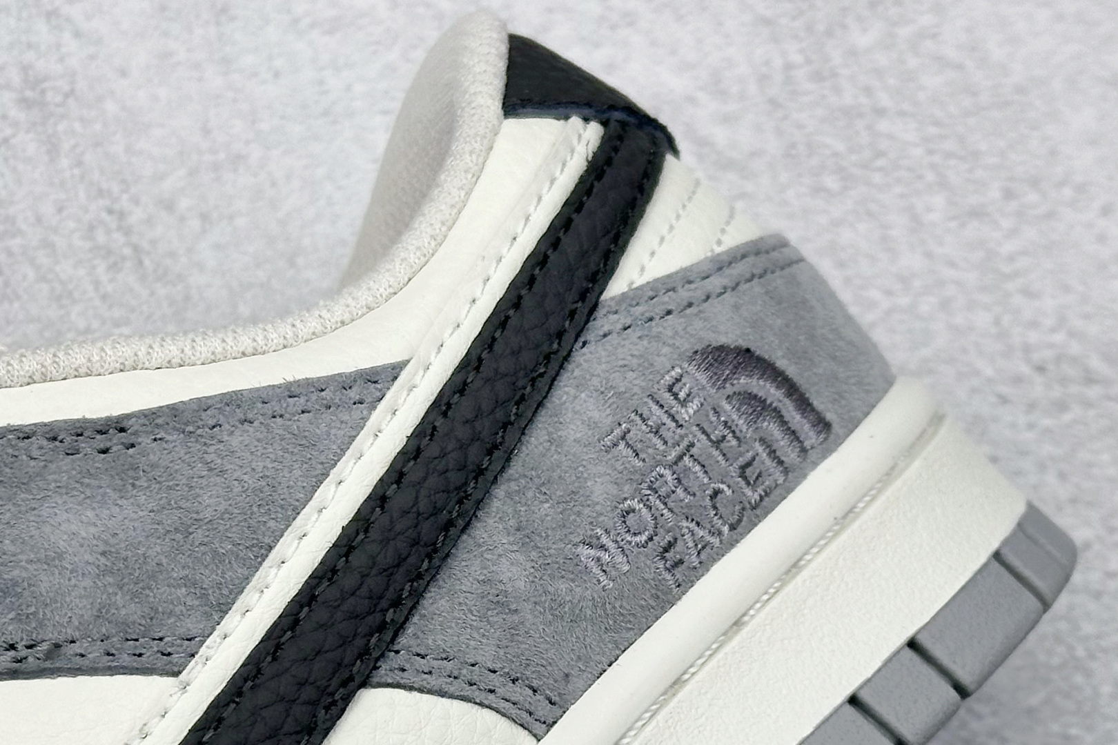 Nk SB Dunk Low 北面联名 米灰双勾双色 低帮休闲板鞋 DJ2024-067