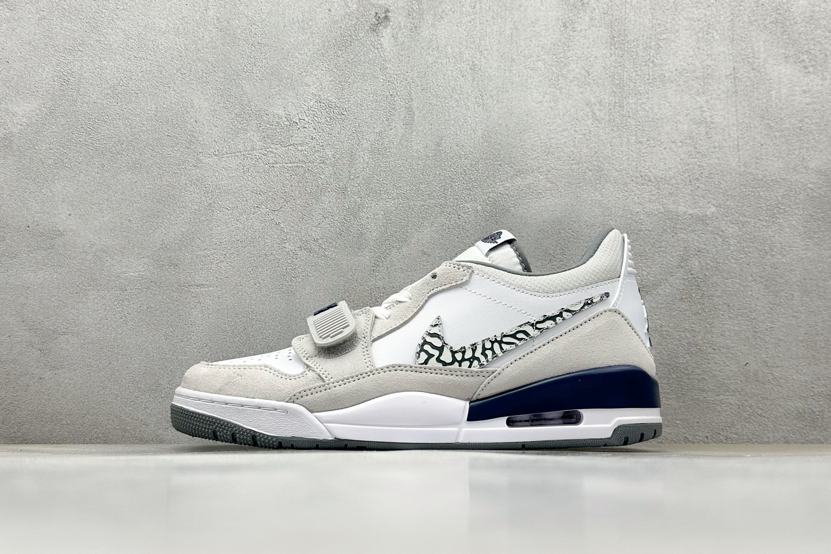 最强312 Air Jordan Legacy 312 Low 有着交错结合的设计 CD7069-124