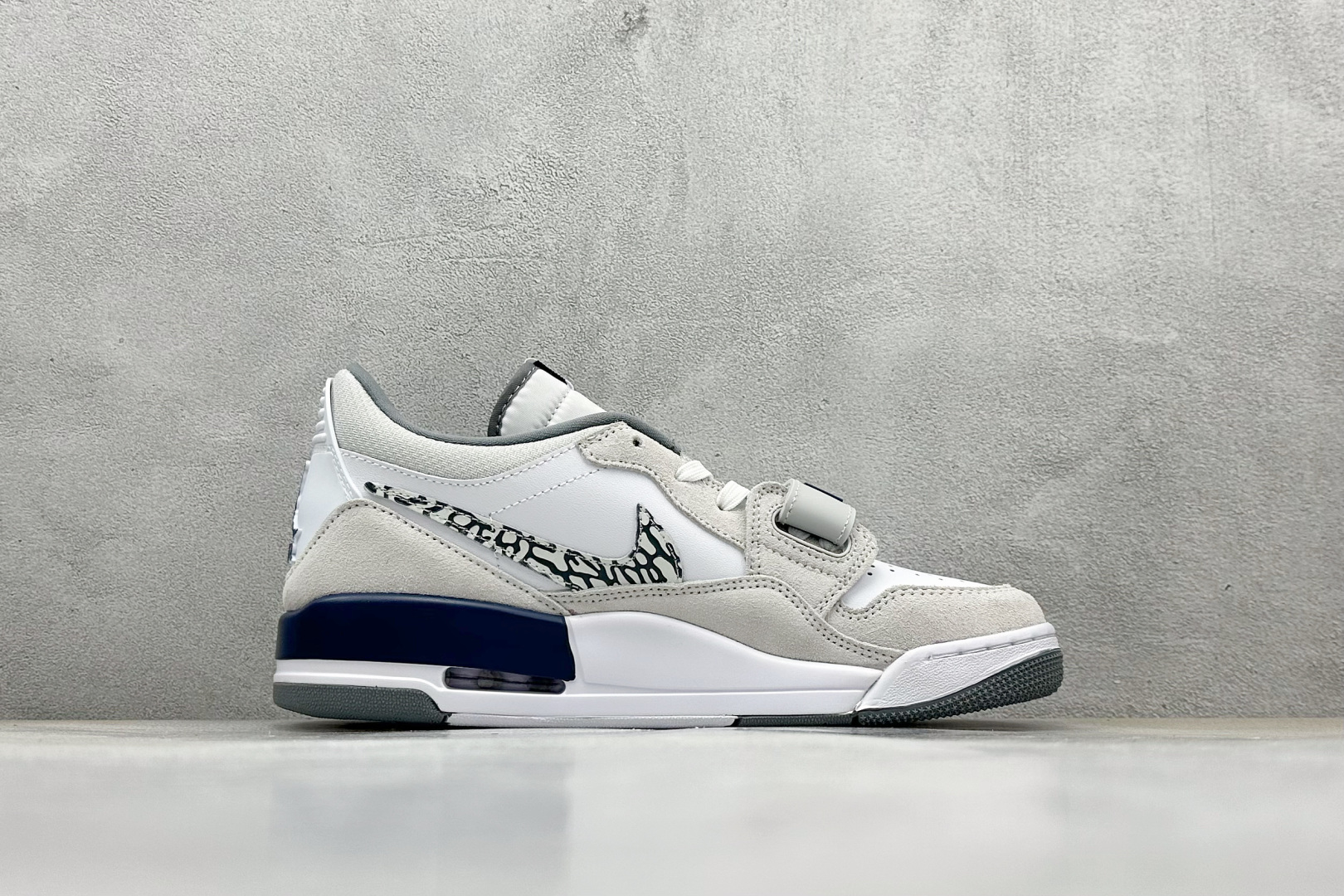 最强312 Air Jordan Legacy 312 Low 有着交错结合的设计 CD7069-124