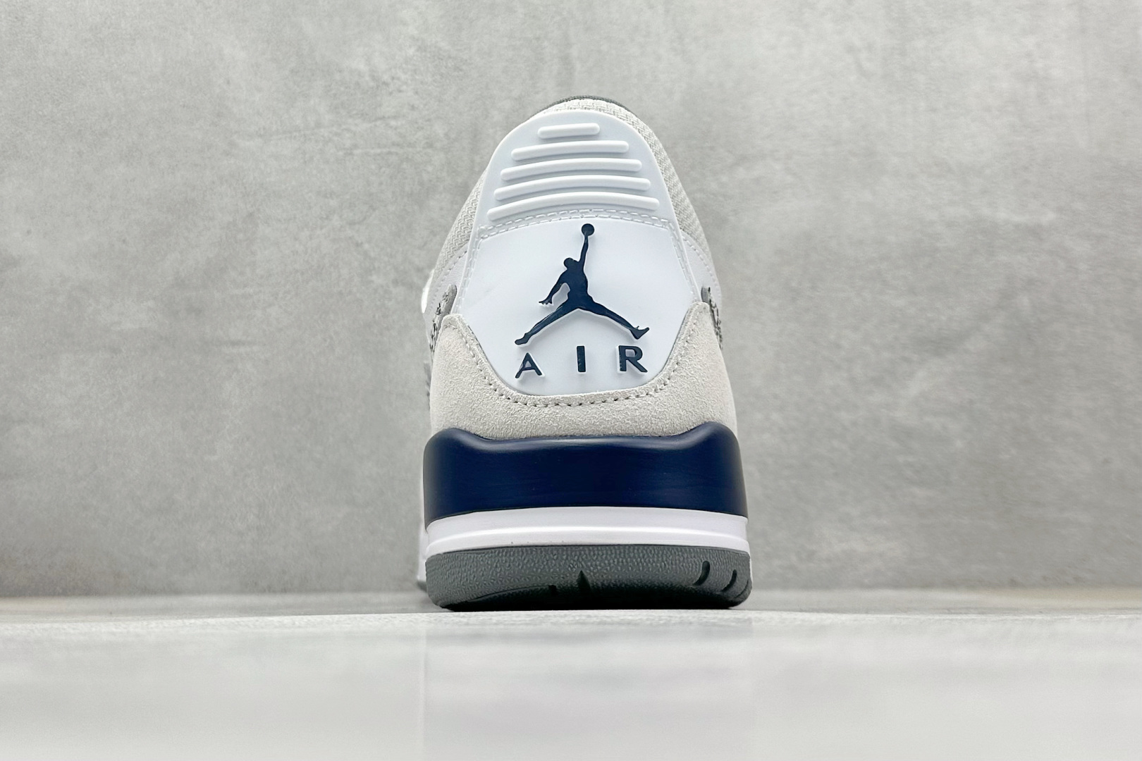 最强312 Air Jordan Legacy 312 Low 有着交错结合的设计 CD7069-124