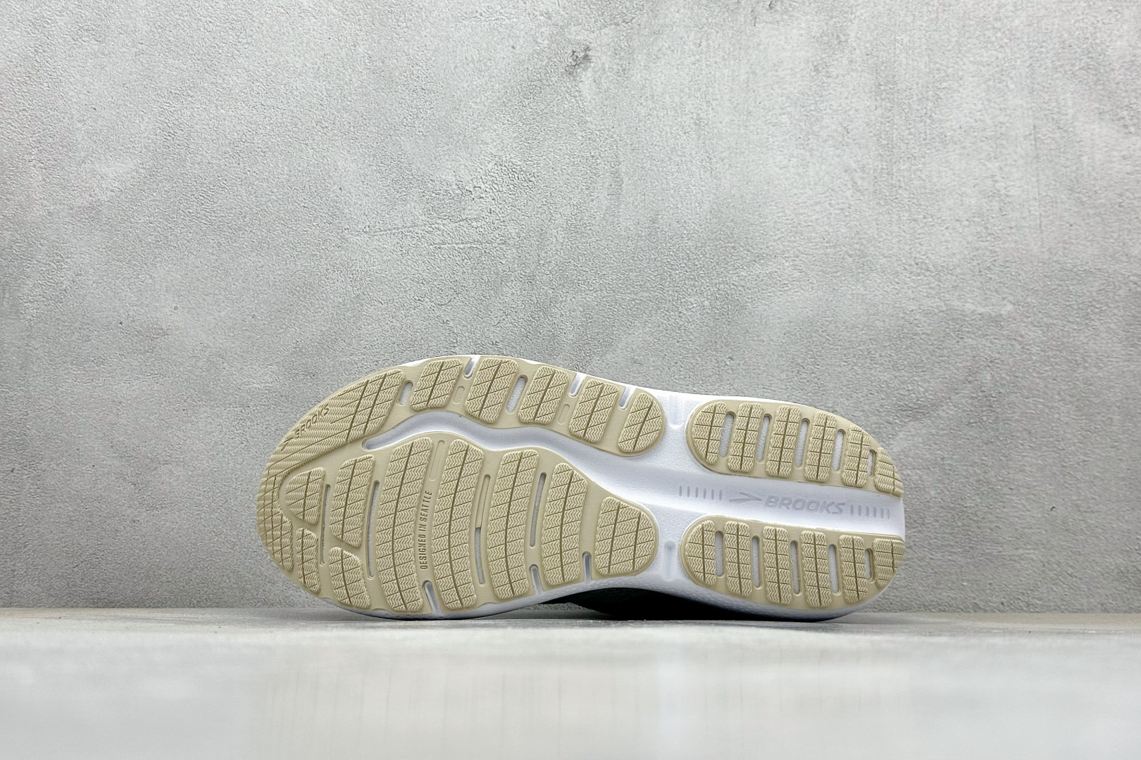 180 Z版 Brooks 布鲁克斯 Hyperion Max 2 超弹轻盈跑步鞋 110431 1D 125-Chinese UA Cheap High Quatity Brand Clothes Bags handbags Sneakers wholesale wholesaler seller from China Factory suppliers Fashion Clothing Shoes best Quality Beautiful Price 180 Z版 Brooks 布鲁克斯 Hyperion Max 2 超弹轻盈跑步鞋 110431 1D 125