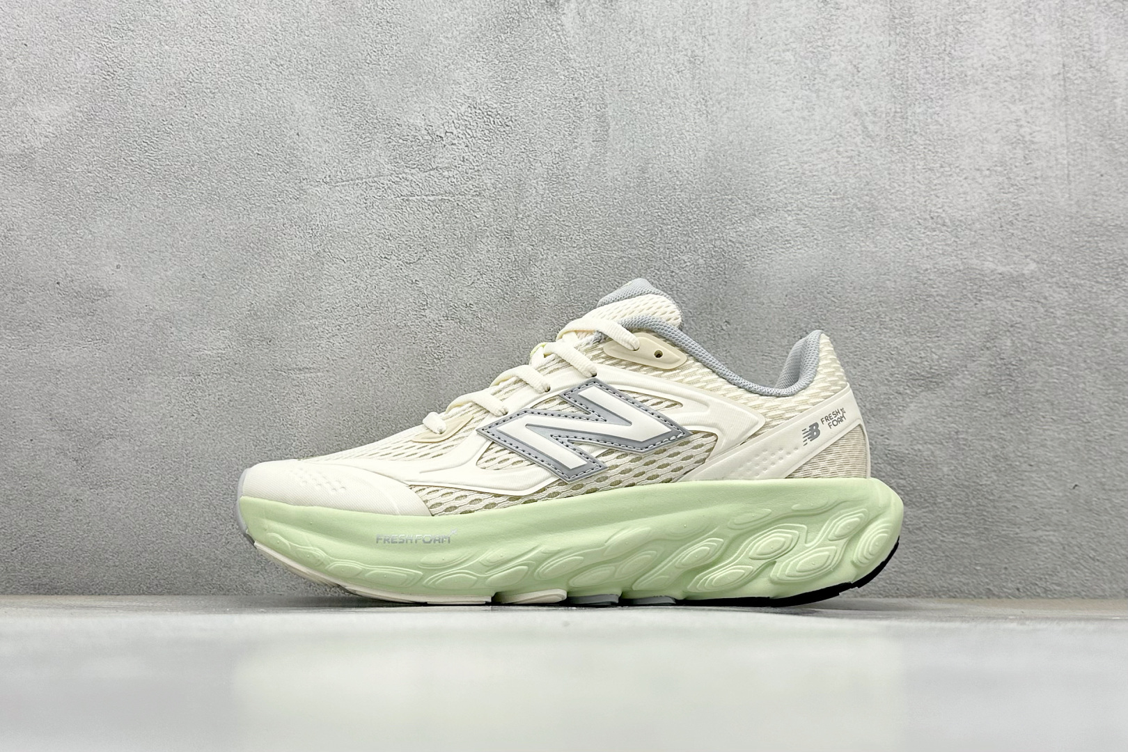 NO:345552,Local store private New Balance NB Fresh Foam Evoz Comfortable and Wear-resistant Low Top Running Shoes Pure Original version inspired by Fresh Foam Comfortable Riding Running Shoes take plush comfort to the next level This shoe is designed to provide our soft cushioned sole experience with FreshFoam technology to balance peak performance with first-class cushioning Product Number: UTRNWA Size 40-45 Code 33,19860909本地 放店私 New Balance NB Fresh Foam Evoz舒适耐磨低帮跑步鞋 纯原版本受到Fresh Foam舒适骑行的启发跑鞋将毛绒舒适感提升到一个新的水平这款鞋旨在提供我们柔软 缓震的足底体验采用FreshFoam技术可平衡巅峰性能和一流的缓震性能 货号: UTRNWA 尺码40-45 编码33,,Men's shoes