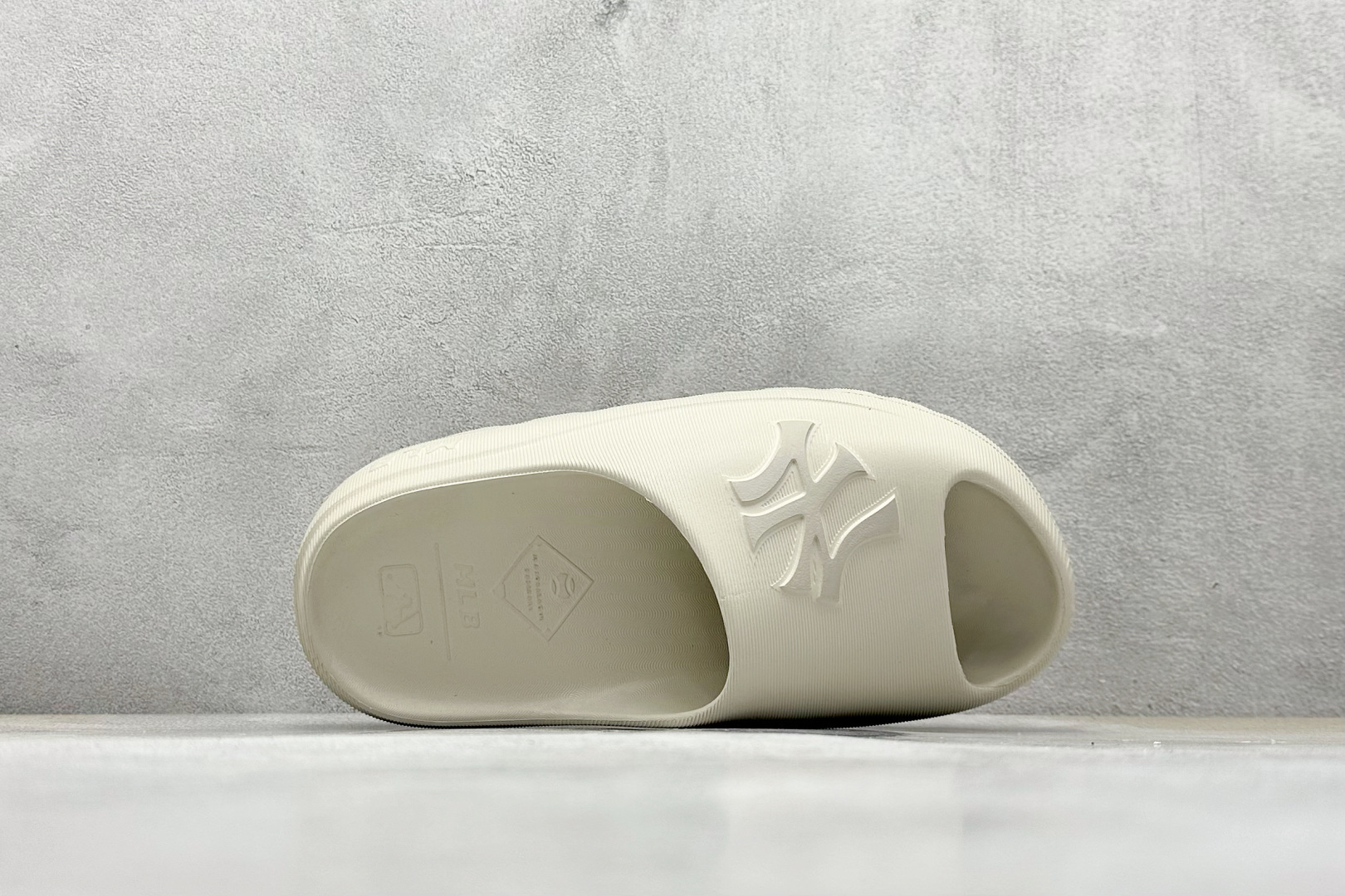 110 NY版 MLB Skipper Slide 纽约洋基队 夏季休闲拖鞋 3ALPS0153