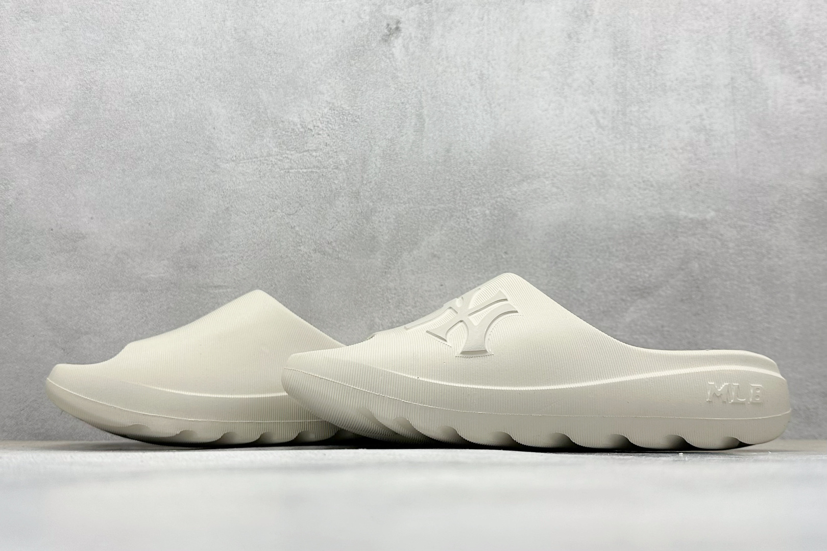 110 NY版 MLB Skipper Slide 纽约洋基队 夏季休闲拖鞋 3ALPS0153