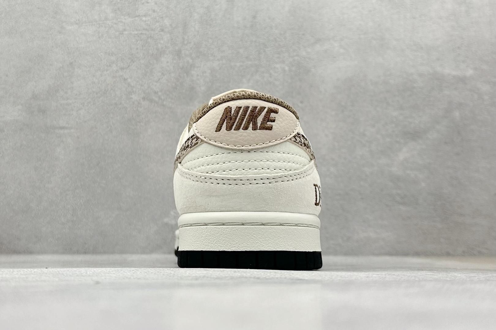 240 XC版 Nk SB Dunk Low 迪奥联名 奶咖花勾 周年高端定制 低帮休闲板鞋 DJ2024-097-Chinese UA Cheap High Quatity Brand Clothes Bags handbags Sneakers wholesale wholesaler seller from China Factory suppliers Fashion Clothing Shoes best Quality Beautiful Price 240 XC版 Nk SB Dunk Low 迪奥联名 奶咖花勾 周年高端定制 低帮休闲板鞋 DJ2024-097