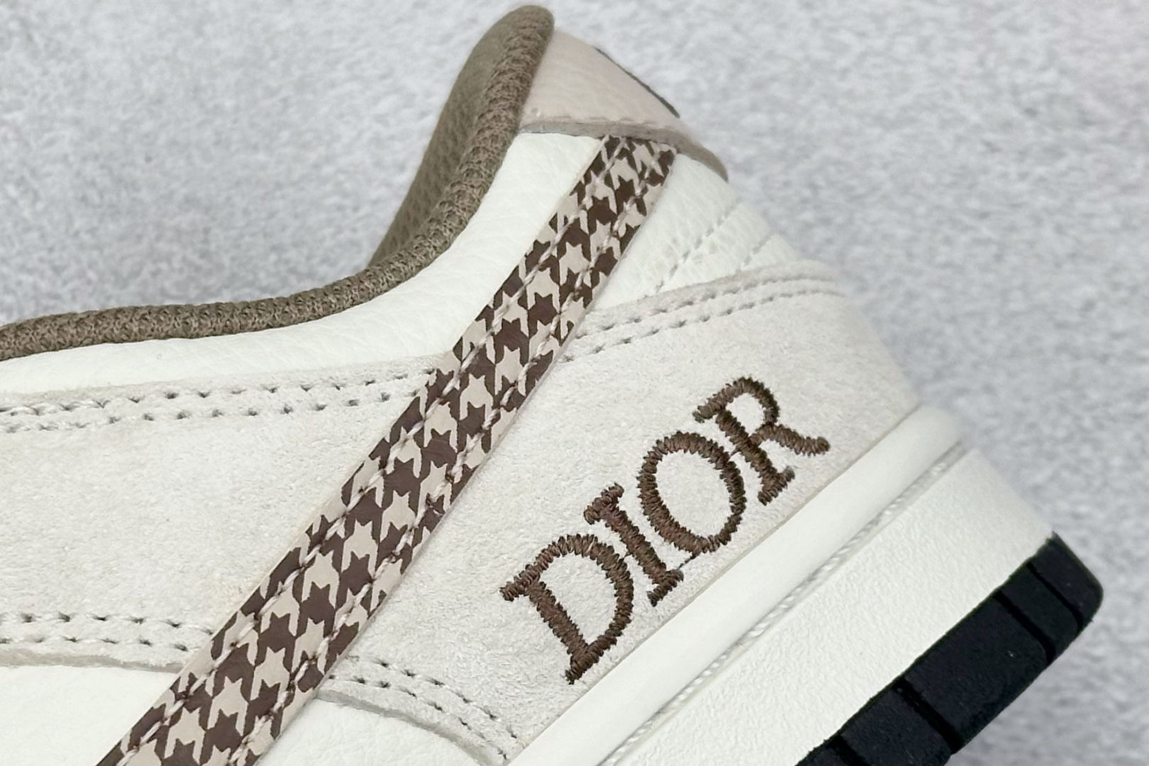 240 XC版 Nk SB Dunk Low 迪奥联名 奶咖花勾 周年高端定制 低帮休闲板鞋 DJ2024-097-Chinese UA Cheap High Quatity Brand Clothes Bags handbags Sneakers wholesale wholesaler seller from China Factory suppliers Fashion Clothing Shoes best Quality Beautiful Price 240 XC版 Nk SB Dunk Low 迪奥联名 奶咖花勾 周年高端定制 低帮休闲板鞋 DJ2024-097