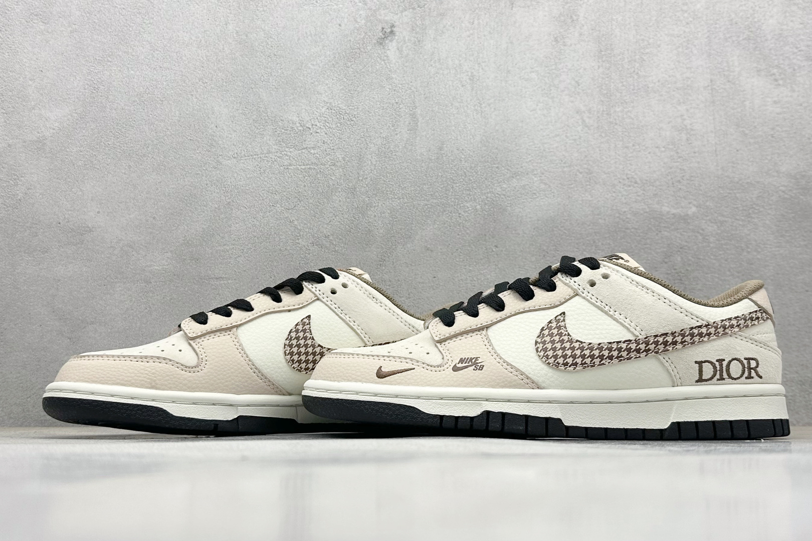 240 XC版 Nk SB Dunk Low 迪奥联名 奶咖花勾 周年高端定制 低帮休闲板鞋 DJ2024-097-Chinese UA Cheap High Quatity Brand Clothes Bags handbags Sneakers wholesale wholesaler seller from China Factory suppliers Fashion Clothing Shoes best Quality Beautiful Price 240 XC版 Nk SB Dunk Low 迪奥联名 奶咖花勾 周年高端定制 低帮休闲板鞋 DJ2024-097