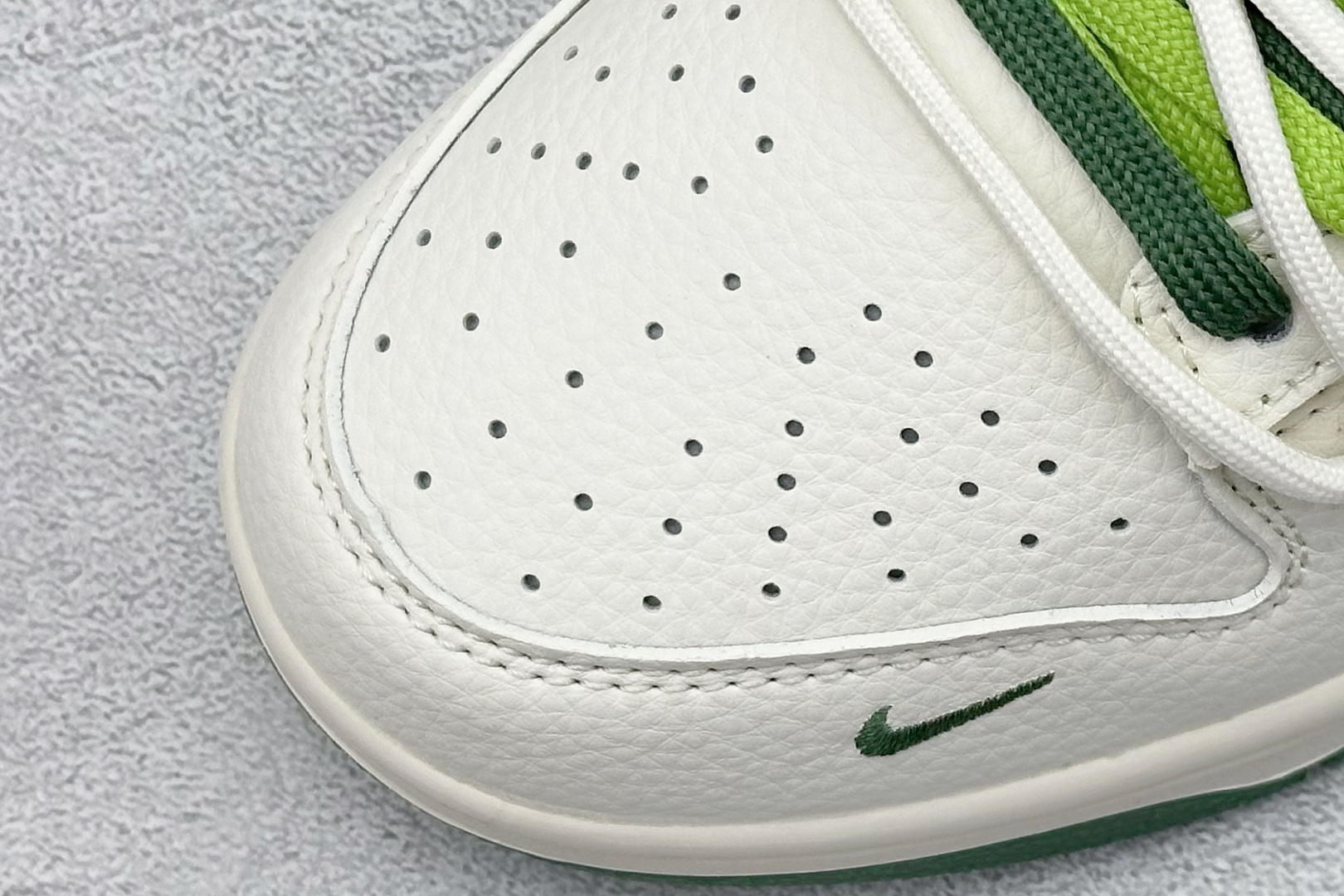 300 XC版 Nike SB Dunk Low LV联名 绑带花纹绿勾 低帮休闲板鞋 DM6868-075-Chinese UA Cheap High Quatity Brand Clothes Bags handbags Sneakers wholesale wholesaler seller from China Factory suppliers Fashion Clothing Shoes best Quality Beautiful Price 300 XC版 Nike SB Dunk Low LV联名 绑带花纹绿勾 低帮休闲板鞋 DM6868-075