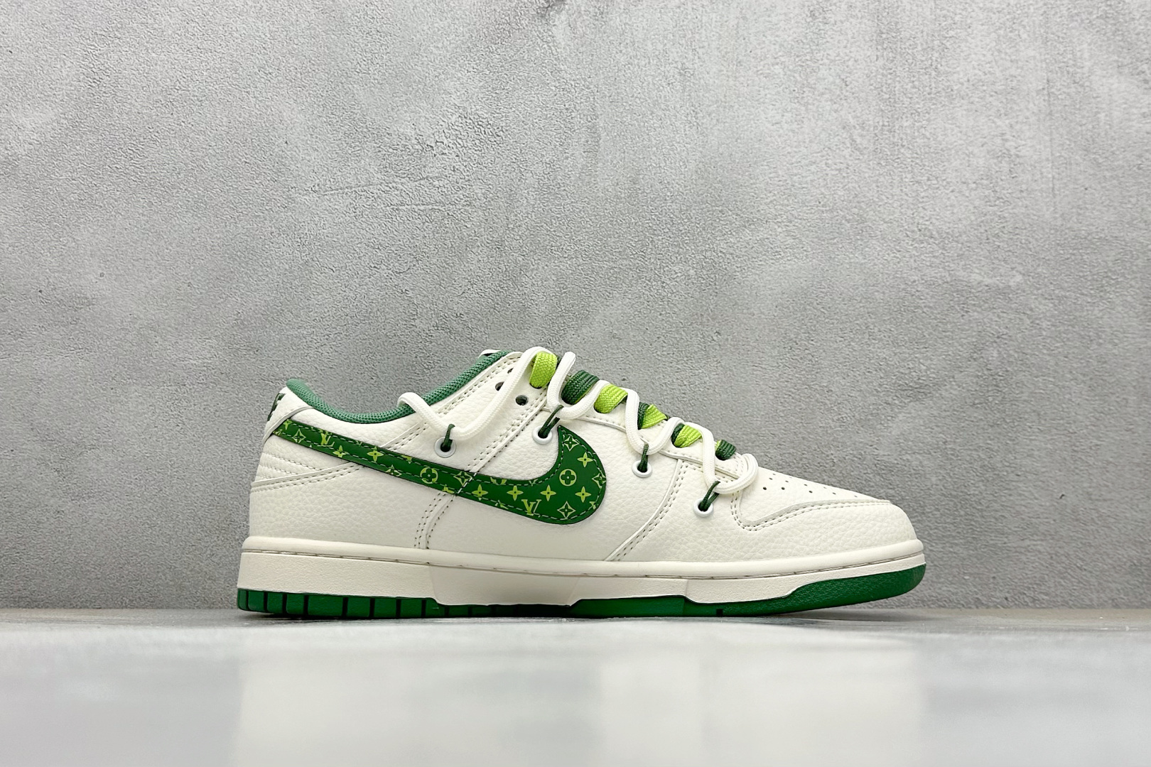 300 XC版 Nike SB Dunk Low LV联名 绑带花纹绿勾 低帮休闲板鞋 DM6868-075-Chinese UA Cheap High Quatity Brand Clothes Bags handbags Sneakers wholesale wholesaler seller from China Factory suppliers Fashion Clothing Shoes best Quality Beautiful Price 300 XC版 Nike SB Dunk Low LV联名 绑带花纹绿勾 低帮休闲板鞋 DM6868-075