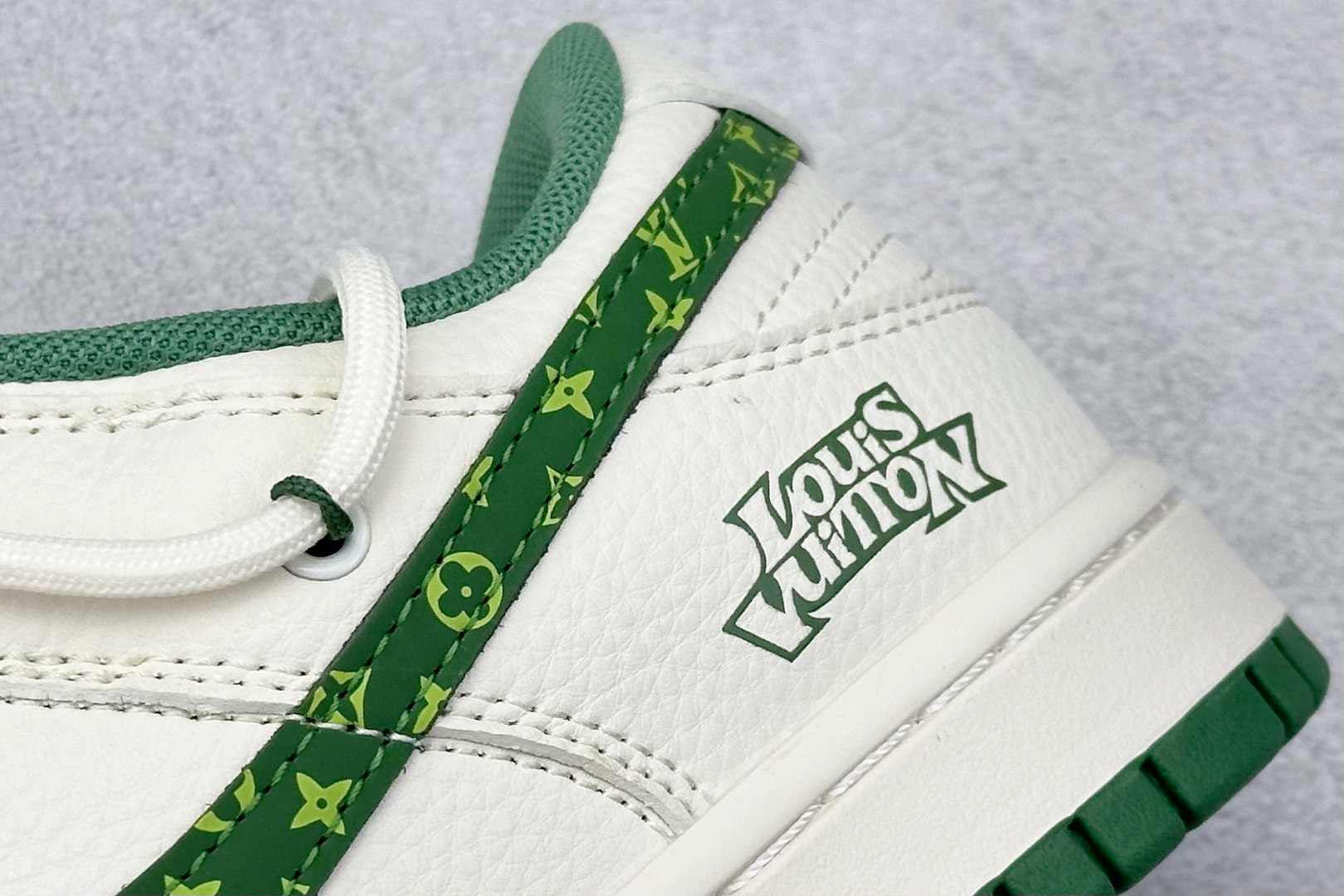 300 XC版 Nike SB Dunk Low LV联名 绑带花纹绿勾 低帮休闲板鞋 DM6868-075-Chinese UA Cheap High Quatity Brand Clothes Bags handbags Sneakers wholesale wholesaler seller from China Factory suppliers Fashion Clothing Shoes best Quality Beautiful Price 300 XC版 Nike SB Dunk Low LV联名 绑带花纹绿勾 低帮休闲板鞋 DM6868-075