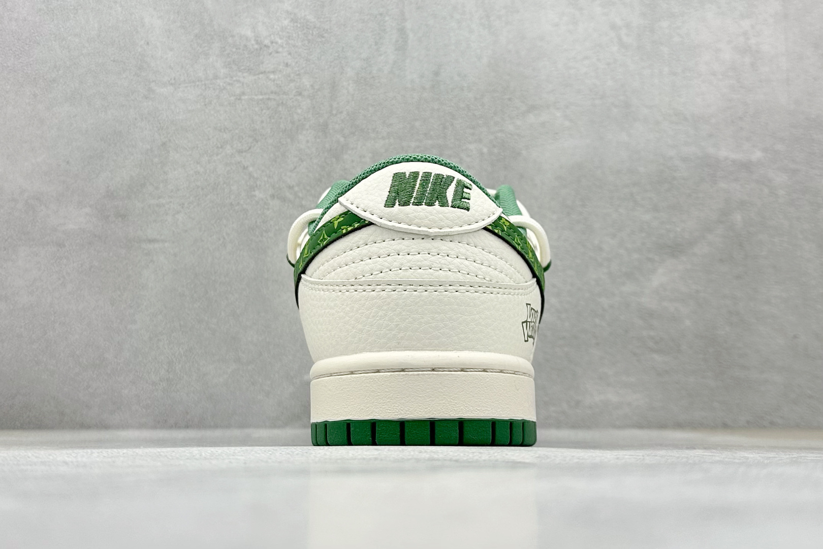 300 XC版 Nike SB Dunk Low LV联名 绑带花纹绿勾 低帮休闲板鞋 DM6868-075-Chinese UA Cheap High Quatity Brand Clothes Bags handbags Sneakers wholesale wholesaler seller from China Factory suppliers Fashion Clothing Shoes best Quality Beautiful Price 300 XC版 Nike SB Dunk Low LV联名 绑带花纹绿勾 低帮休闲板鞋 DM6868-075
