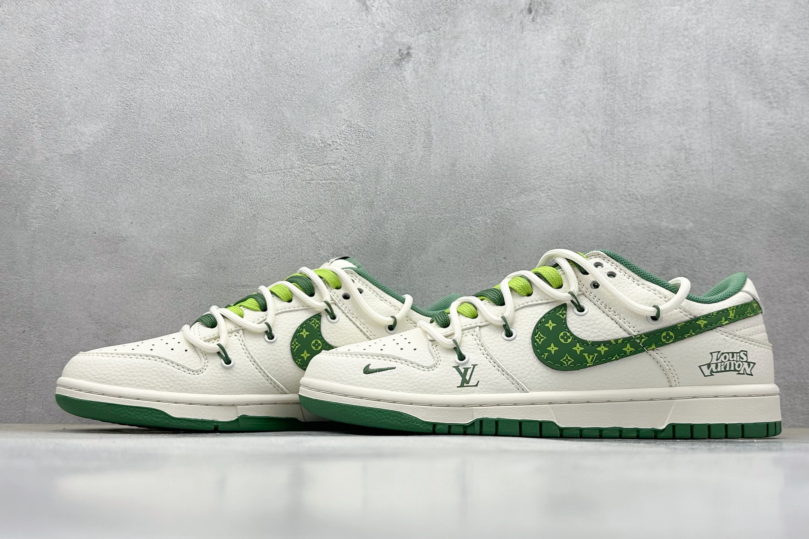 300 XC版 Nike SB Dunk Low LV联名 绑带花纹绿勾 低帮休闲板鞋 DM6868-075-Chinese UA Cheap High Quatity Brand Clothes Bags handbags Sneakers wholesale wholesaler seller from China Factory suppliers Fashion Clothing Shoes best Quality Beautiful Price 300 XC版 Nike SB Dunk Low LV联名 绑带花纹绿勾 低帮休闲板鞋 DM6868-075
