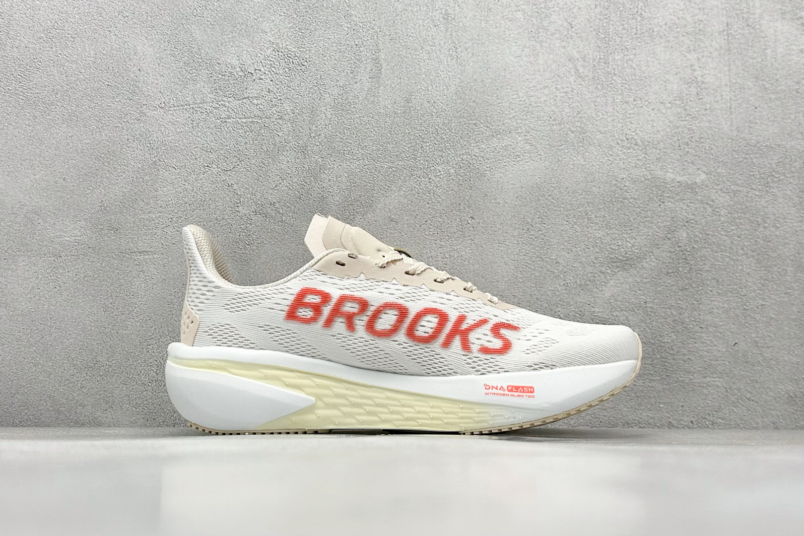 200 Brooks Hyperion Max 2 布鲁克斯 烈风2系列低帮透气缓震支撑休闲运动慢跑鞋 120421 1B 173