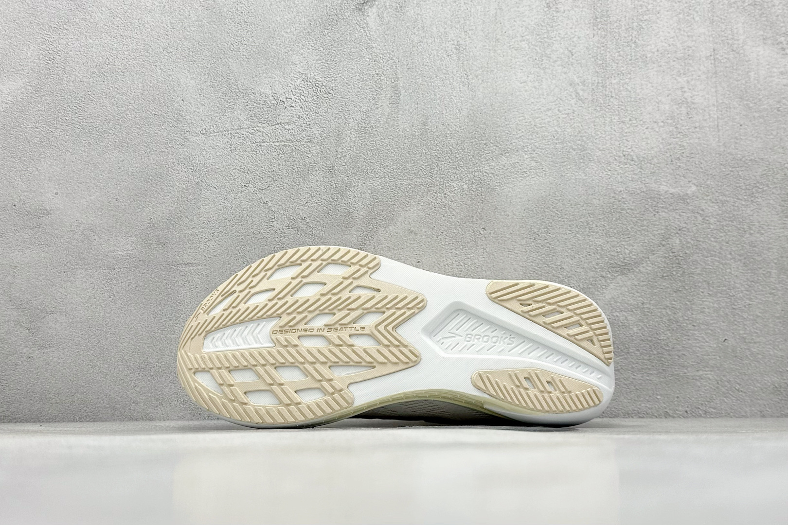 200 Brooks Hyperion Max 2 布鲁克斯 烈风2系列低帮透气缓震支撑休闲运动慢跑鞋 120421 1B 173