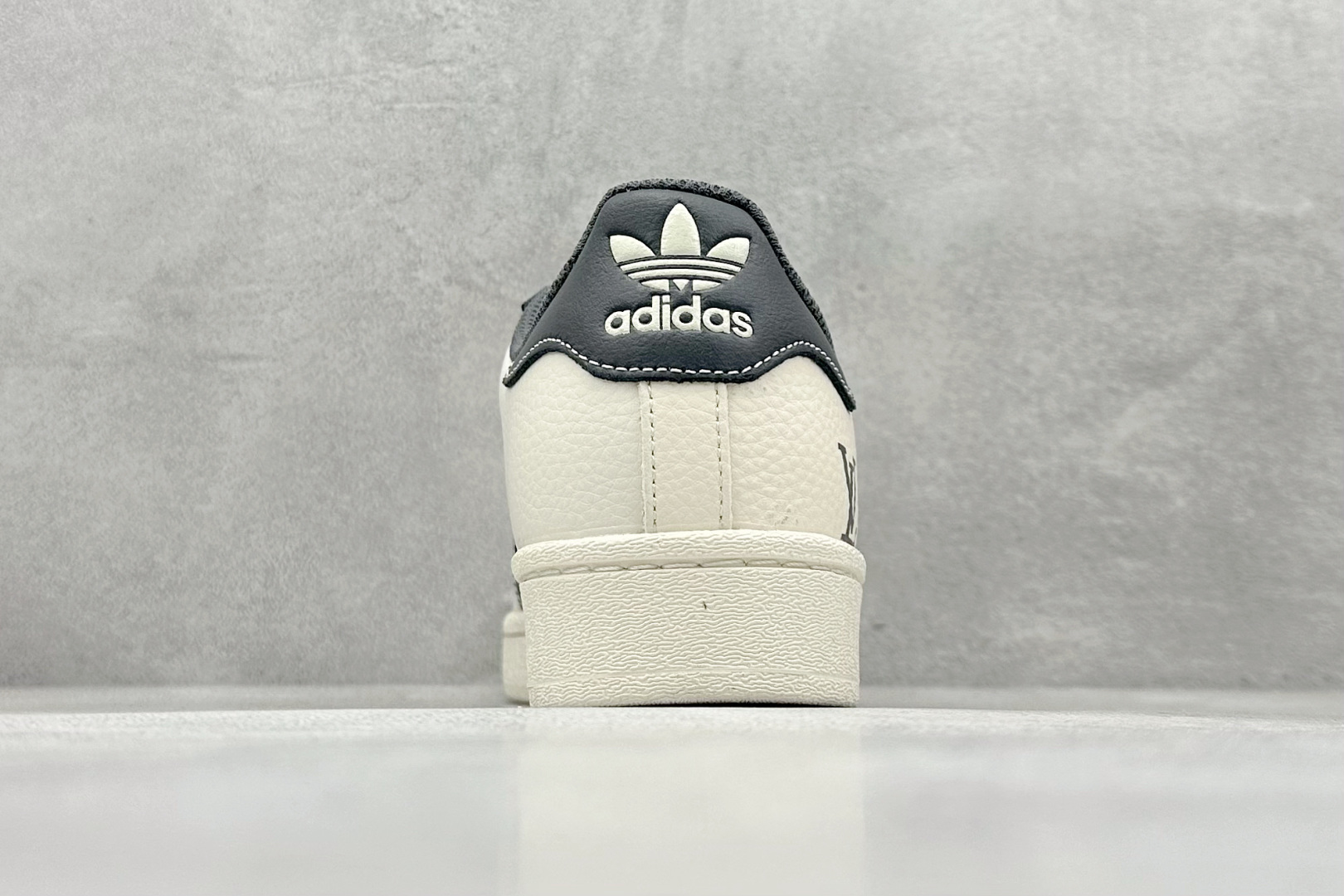 240 AD Originals Superstar x LV 采用全新头层拼接皮革材质 AD8009